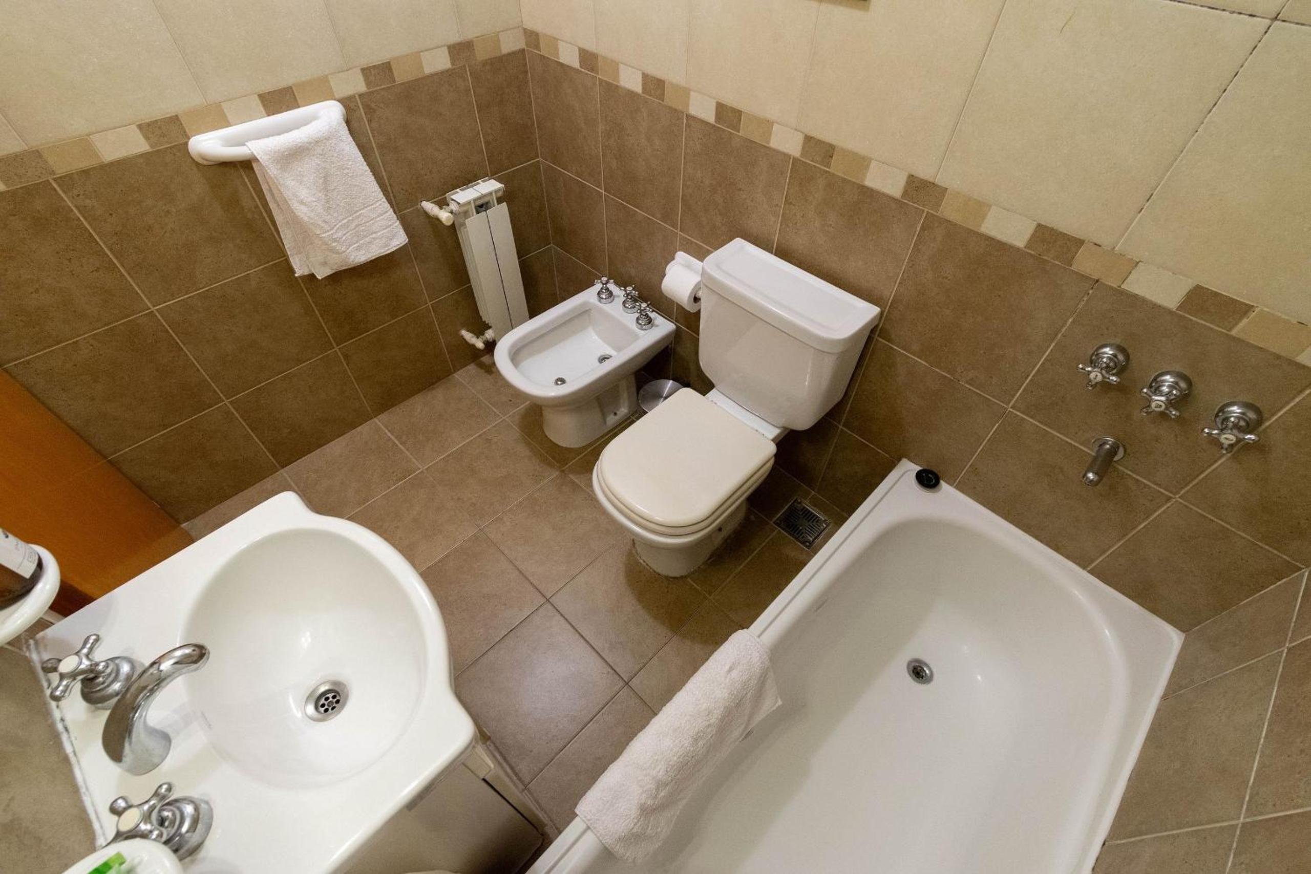 Spacious & Classic 2BR + Parking | Recoleta