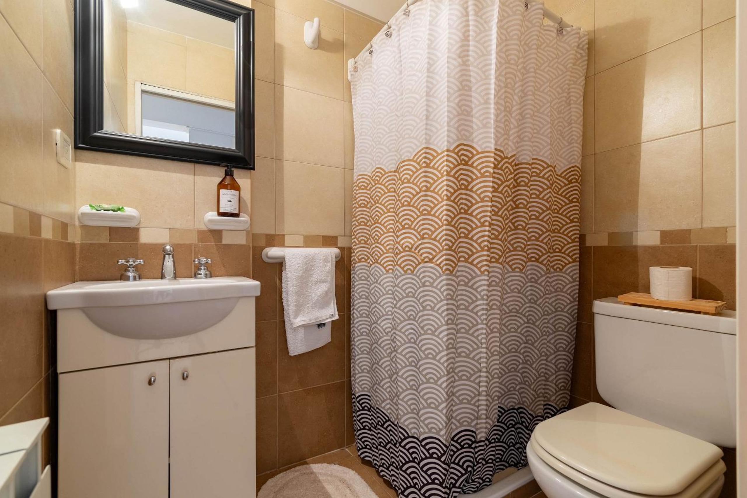Spacious & Classic 2BR + Parking | Recoleta