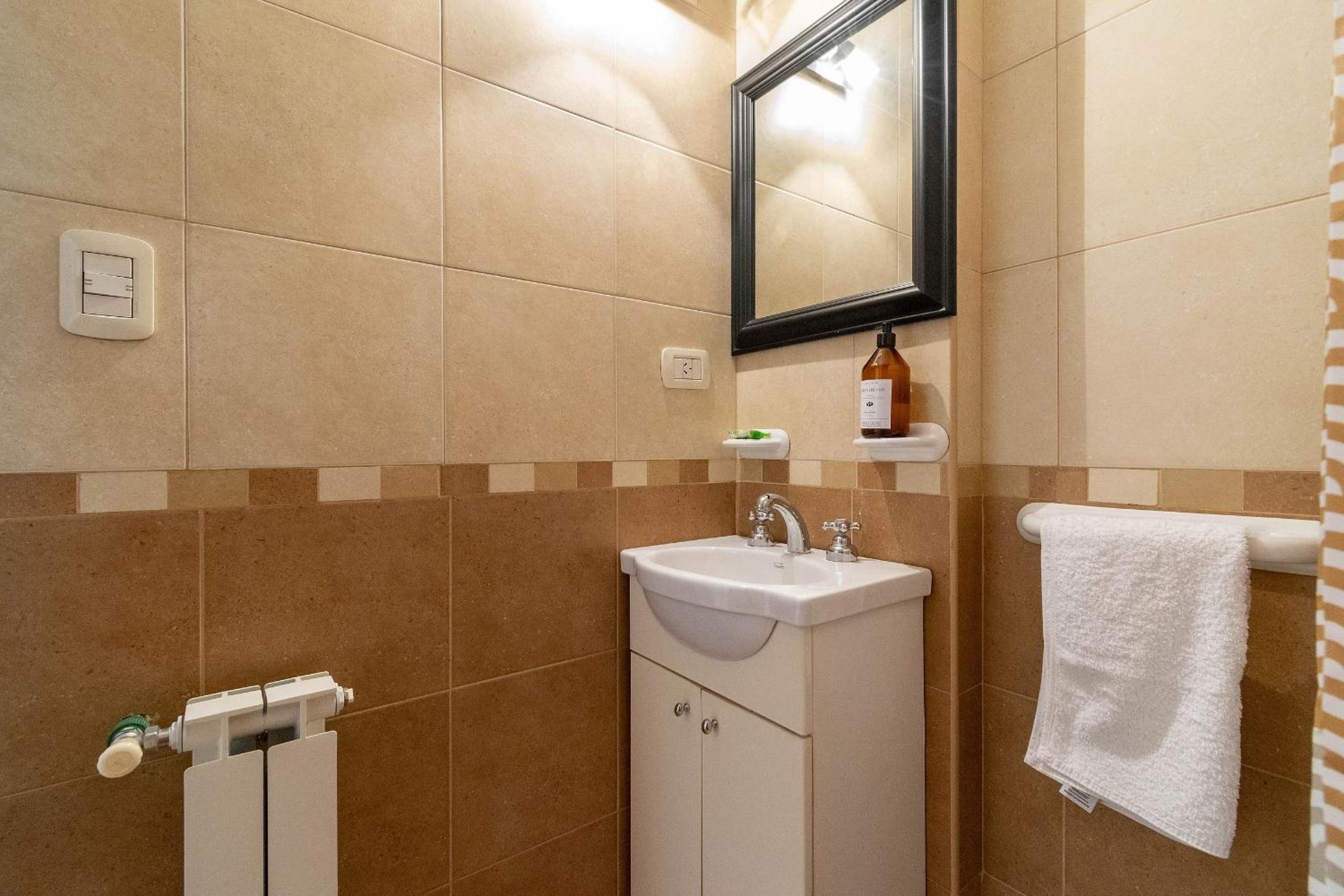Spacious & Classic 2BR + Parking | Recoleta