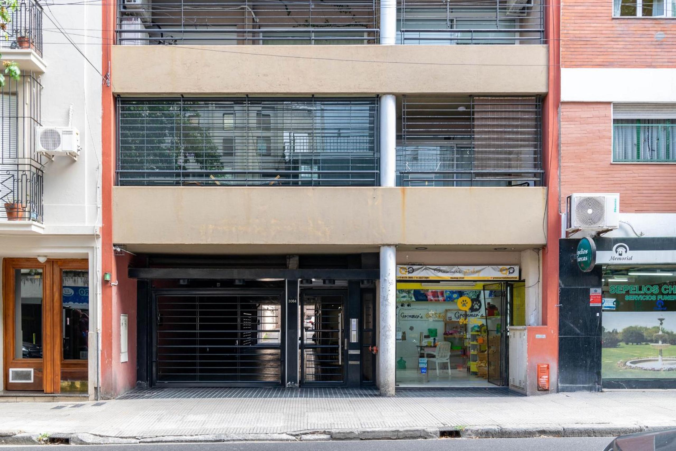 Spacious & Classic 2BR + Parking | Recoleta