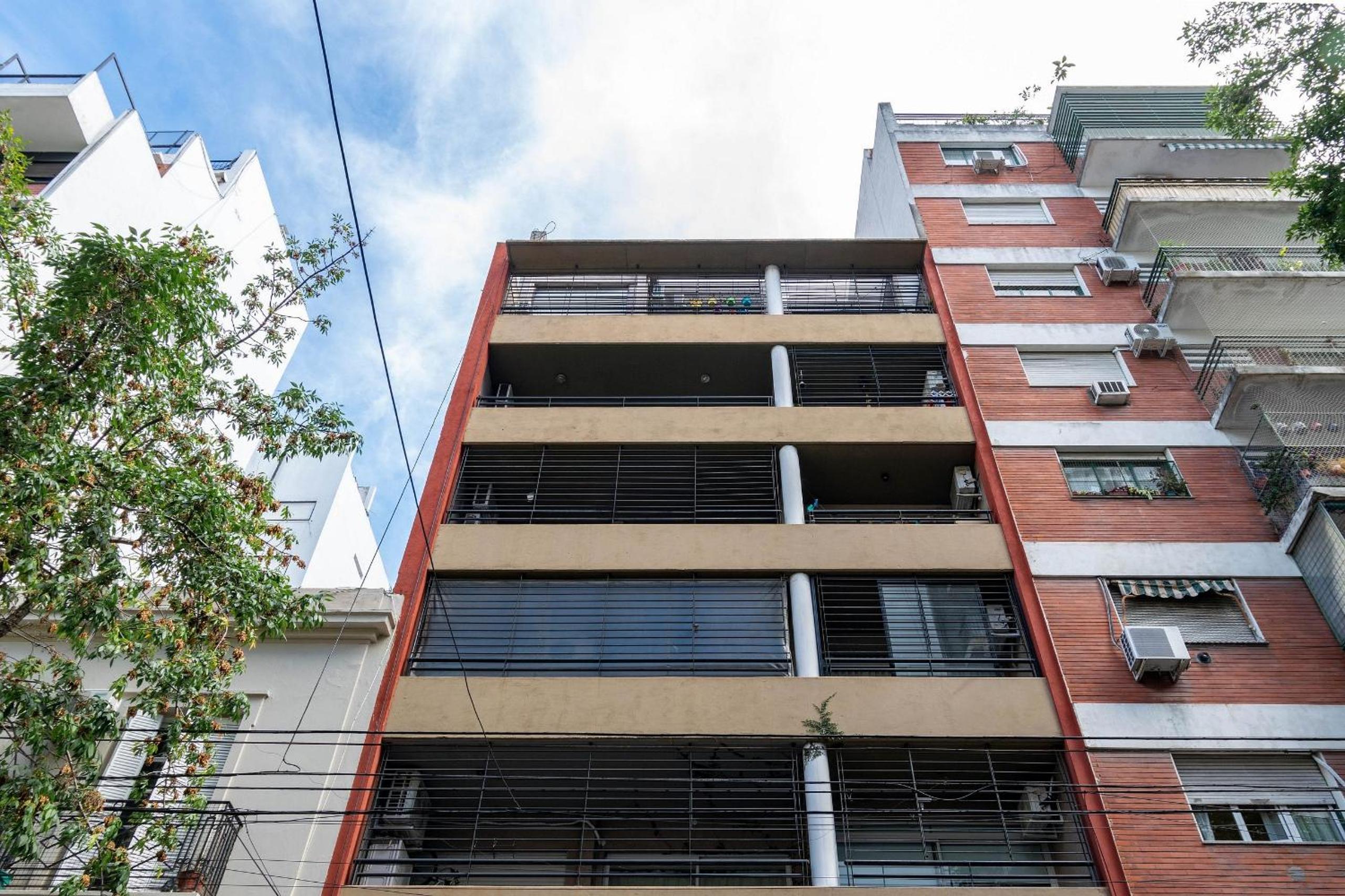 Spacious & Classic 2BR + Parking | Recoleta