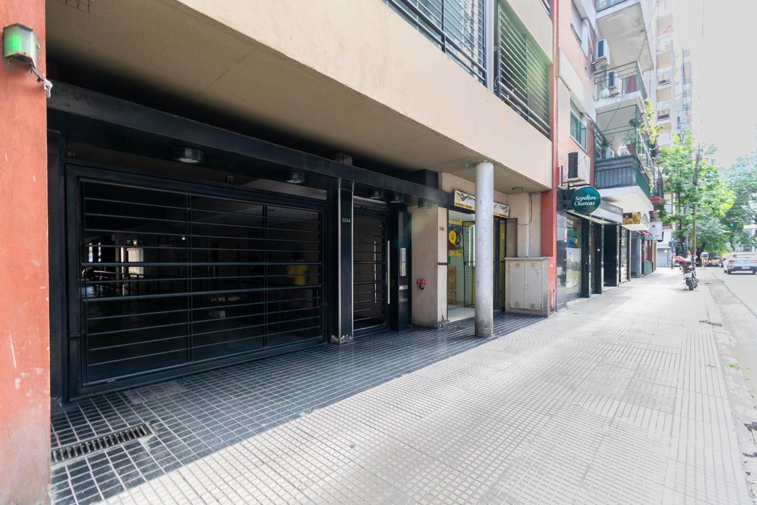 Spacious & Classic 2BR + Parking | Recoleta