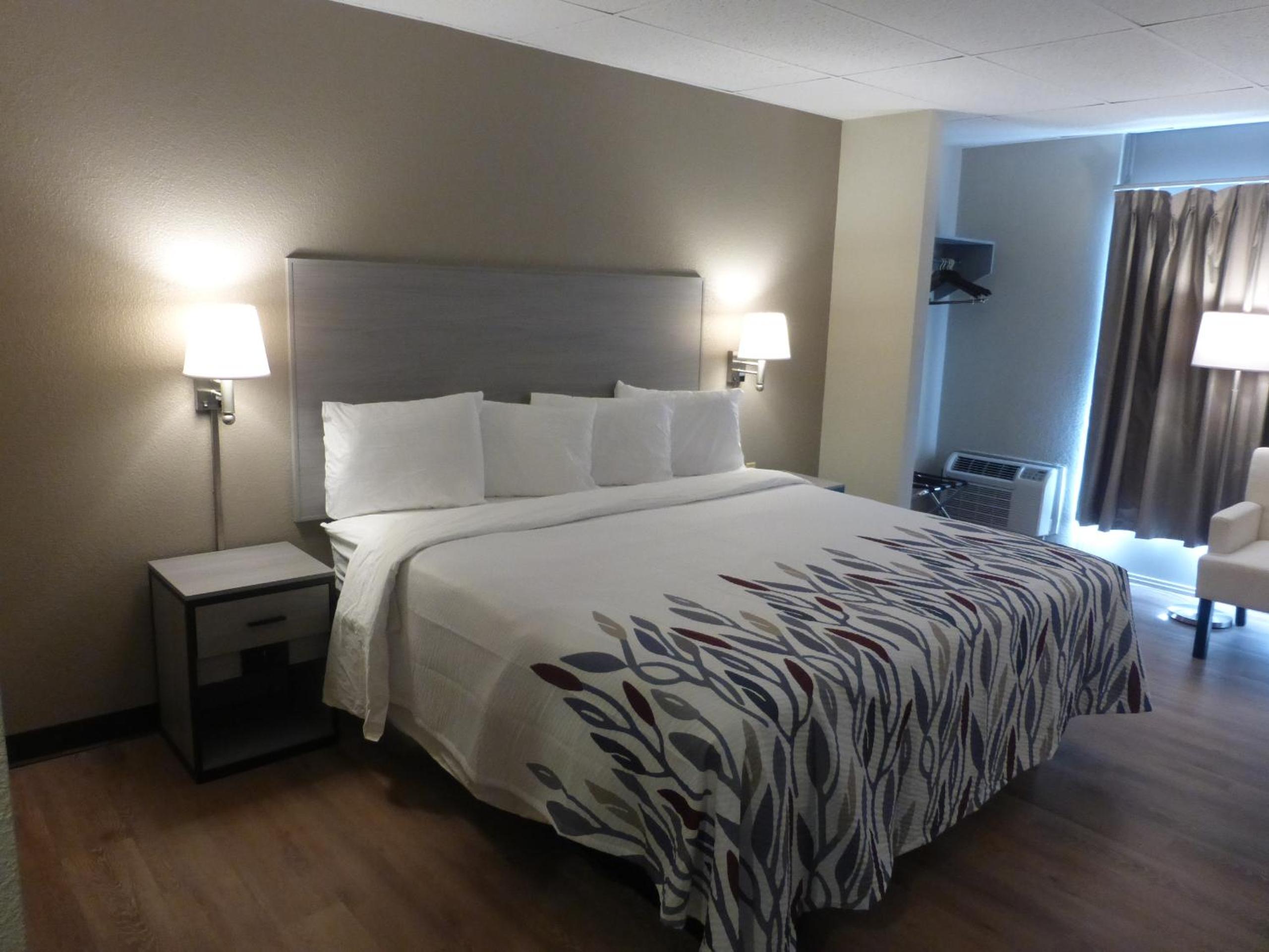 Stroudsburg Vacations - Red Roof Inn Stroudsburg - Property Image 2