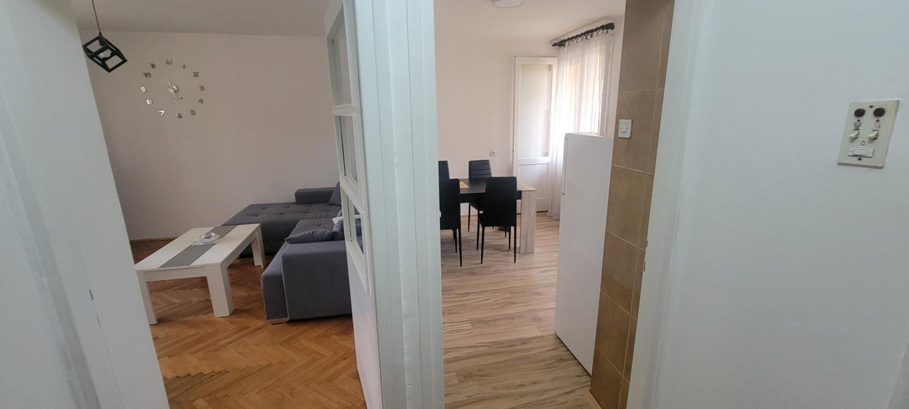 Apartman Kraljevo-ceo stan,privatan parking view 3