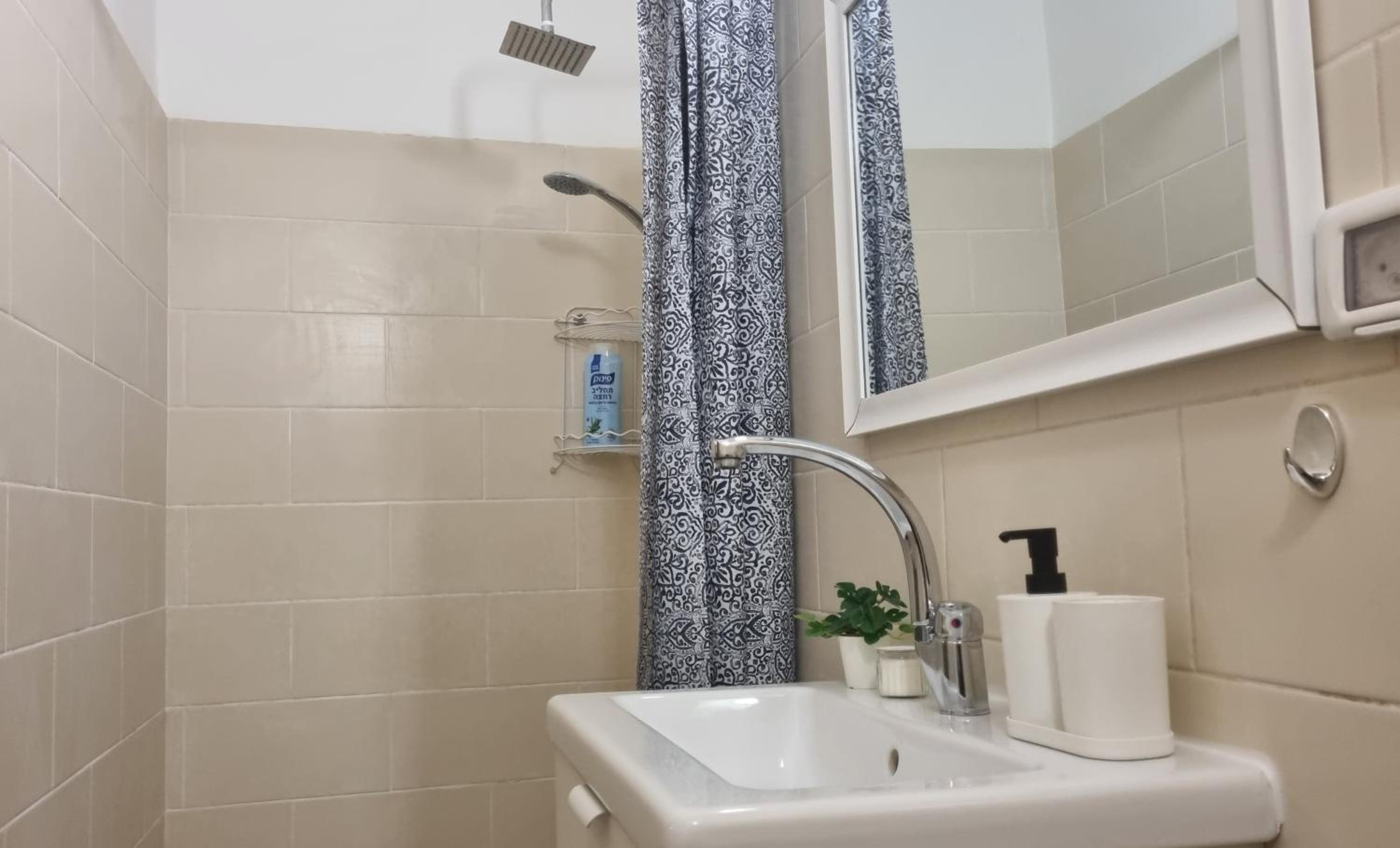 Authentic Jerusalem Apt, Cosy and Central! view 5