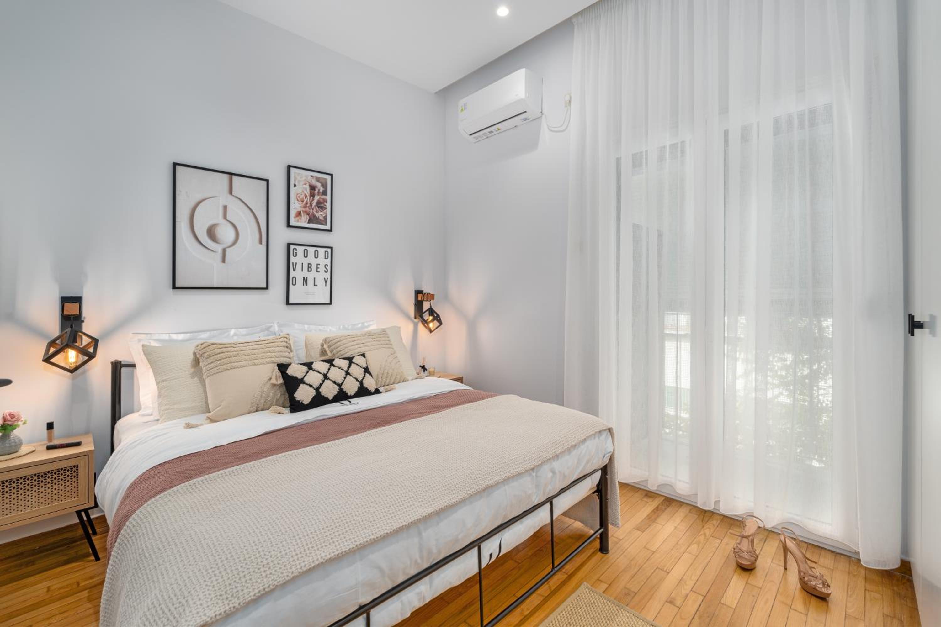 Unique Koukaki Three Bedroom Suite photo 4