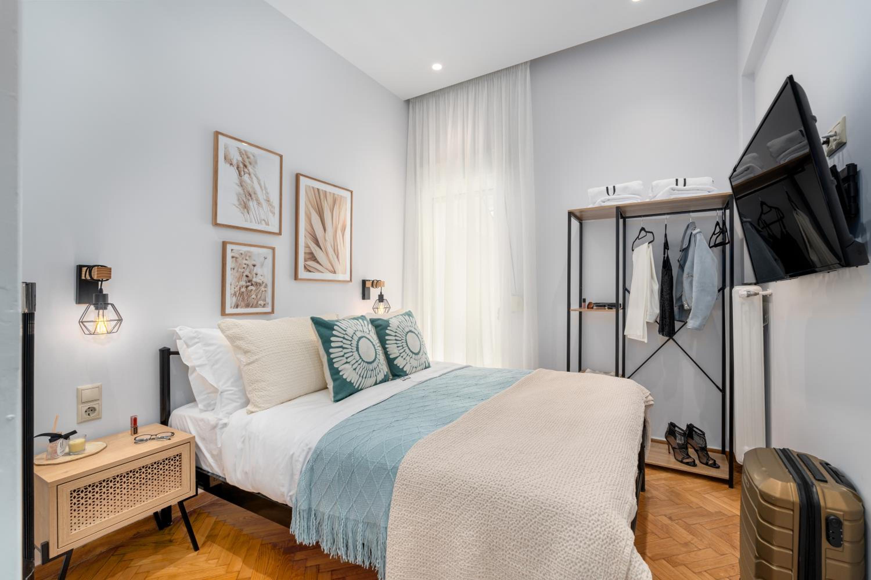 Unique Koukaki Three Bedroom Suite photo 2