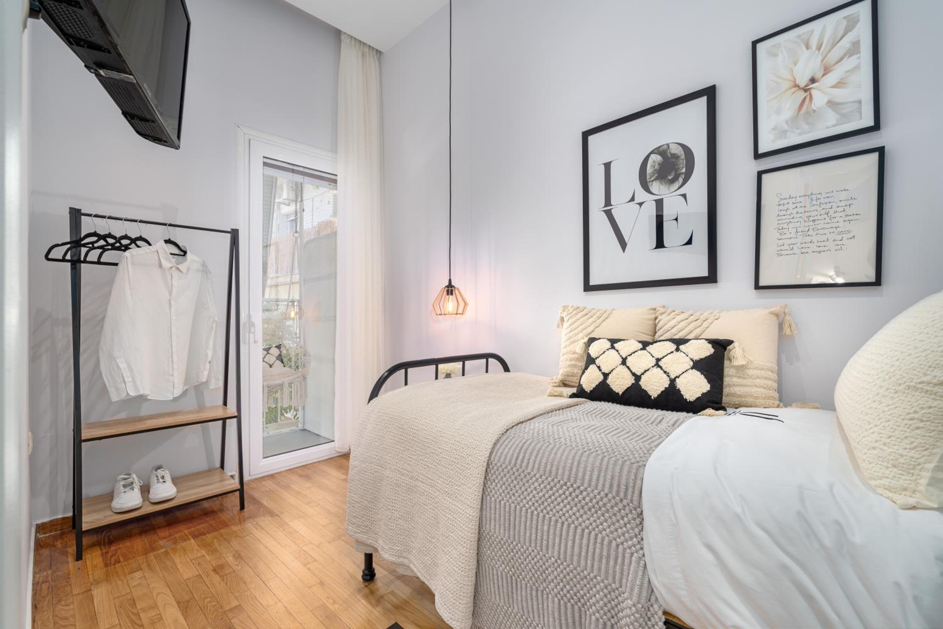 Unique Koukaki Three Bedroom Suite photo 5