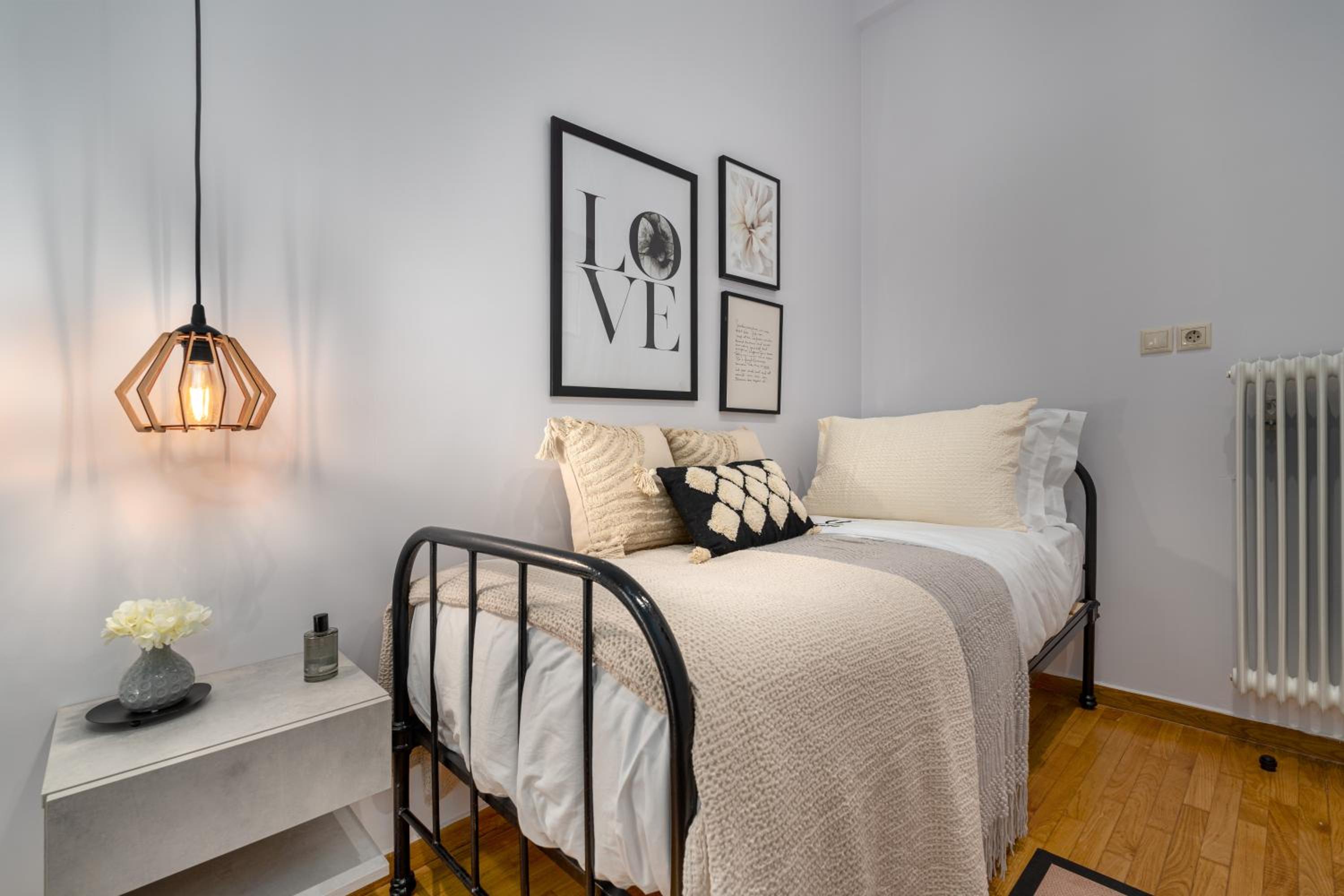 Unique Koukaki Three Bedroom Suite photo 3