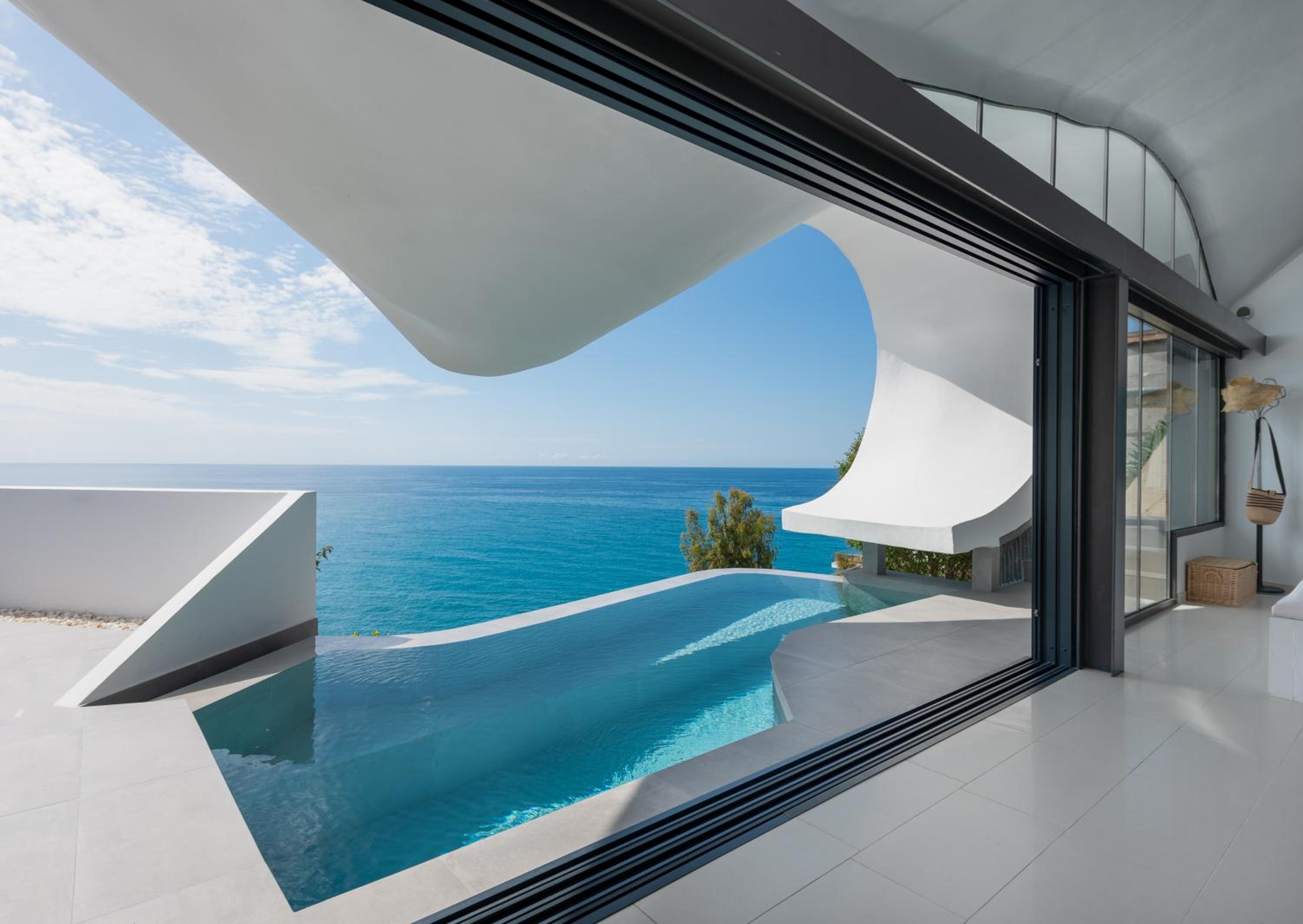 RentitSpain - Casa Acantilado - Lujo y Estilo Frente a la Costa Tropical