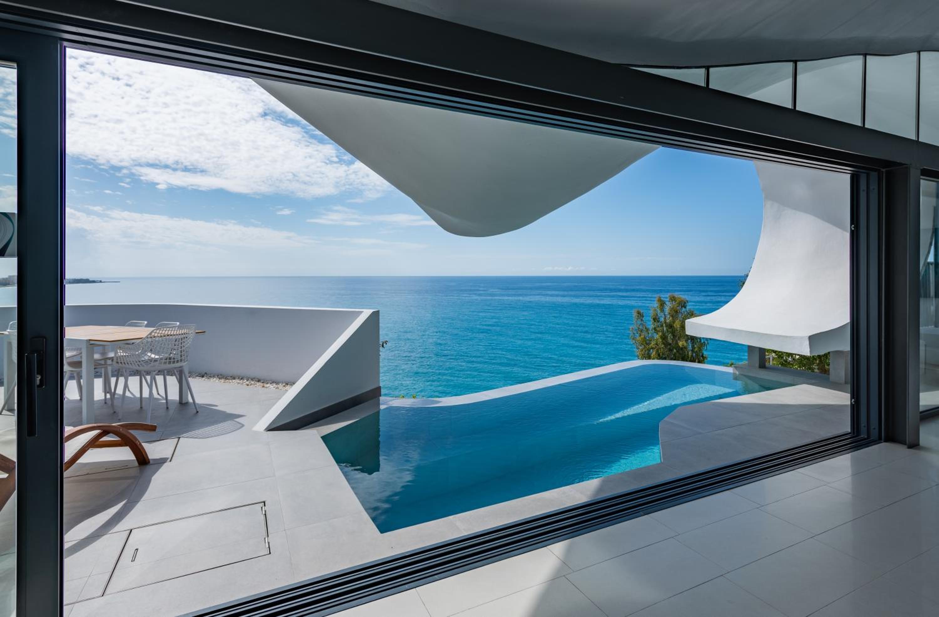 RentitSpain - Casa Acantilado - Lujo y Estilo Frente a la Costa Tropical