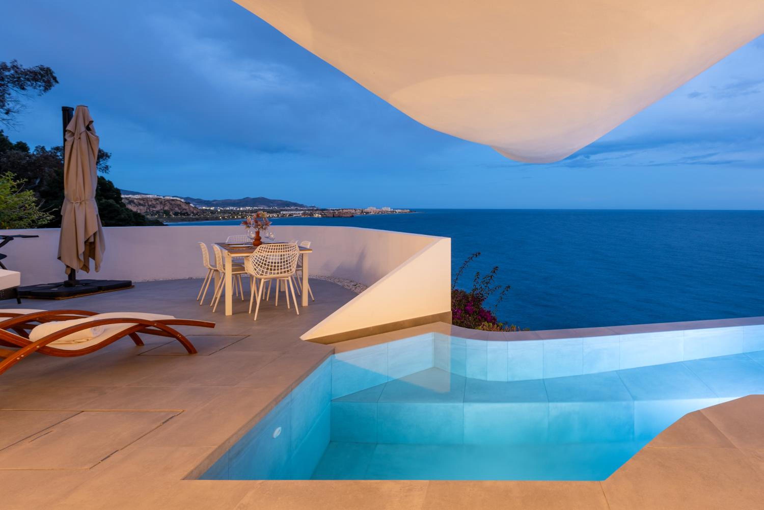 RentitSpain - Casa Acantilado - Lujo y Estilo Frente a la Costa Tropical