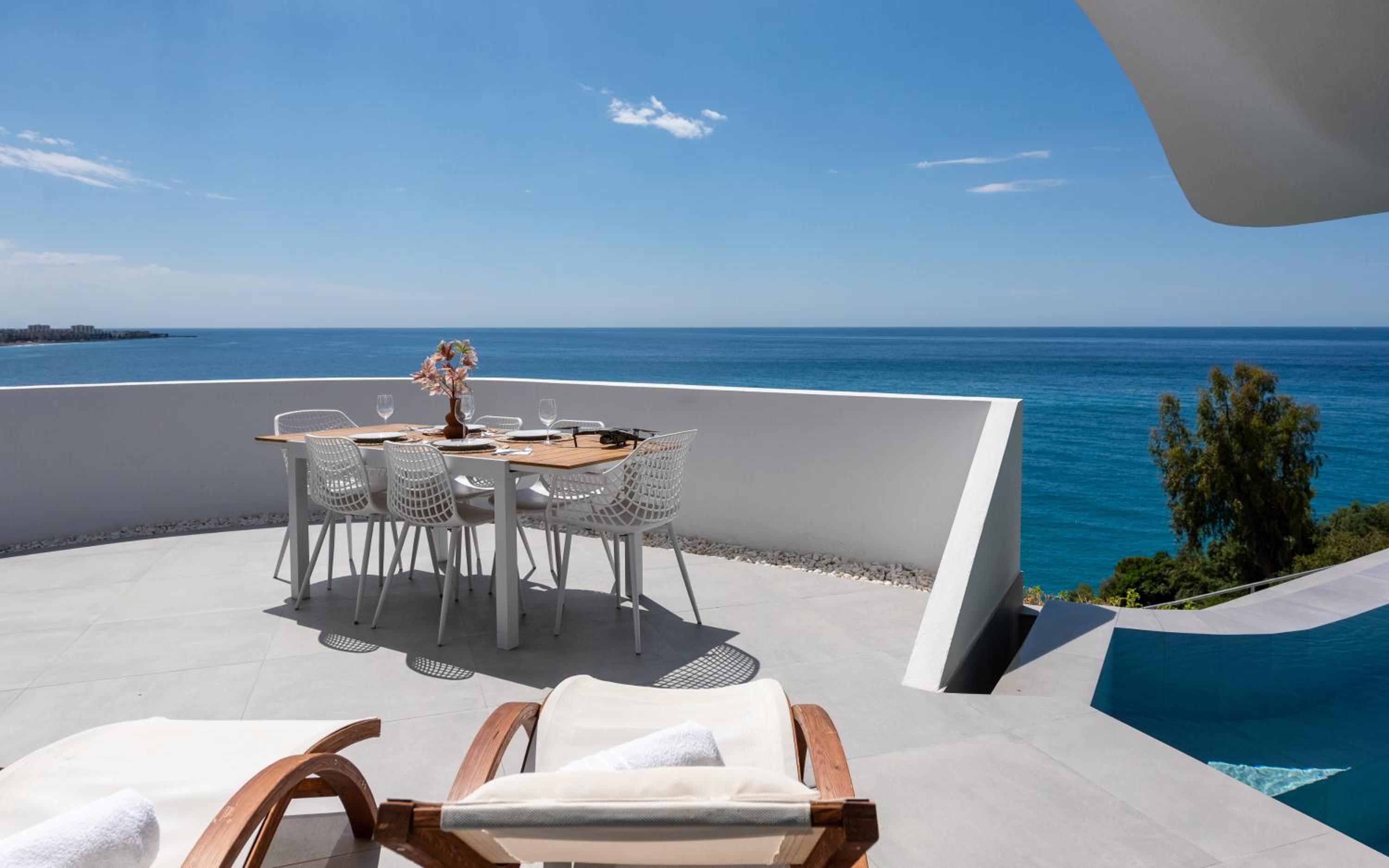 RentitSpain - Casa Acantilado - Lujo y Estilo Frente a la Costa Tropical
