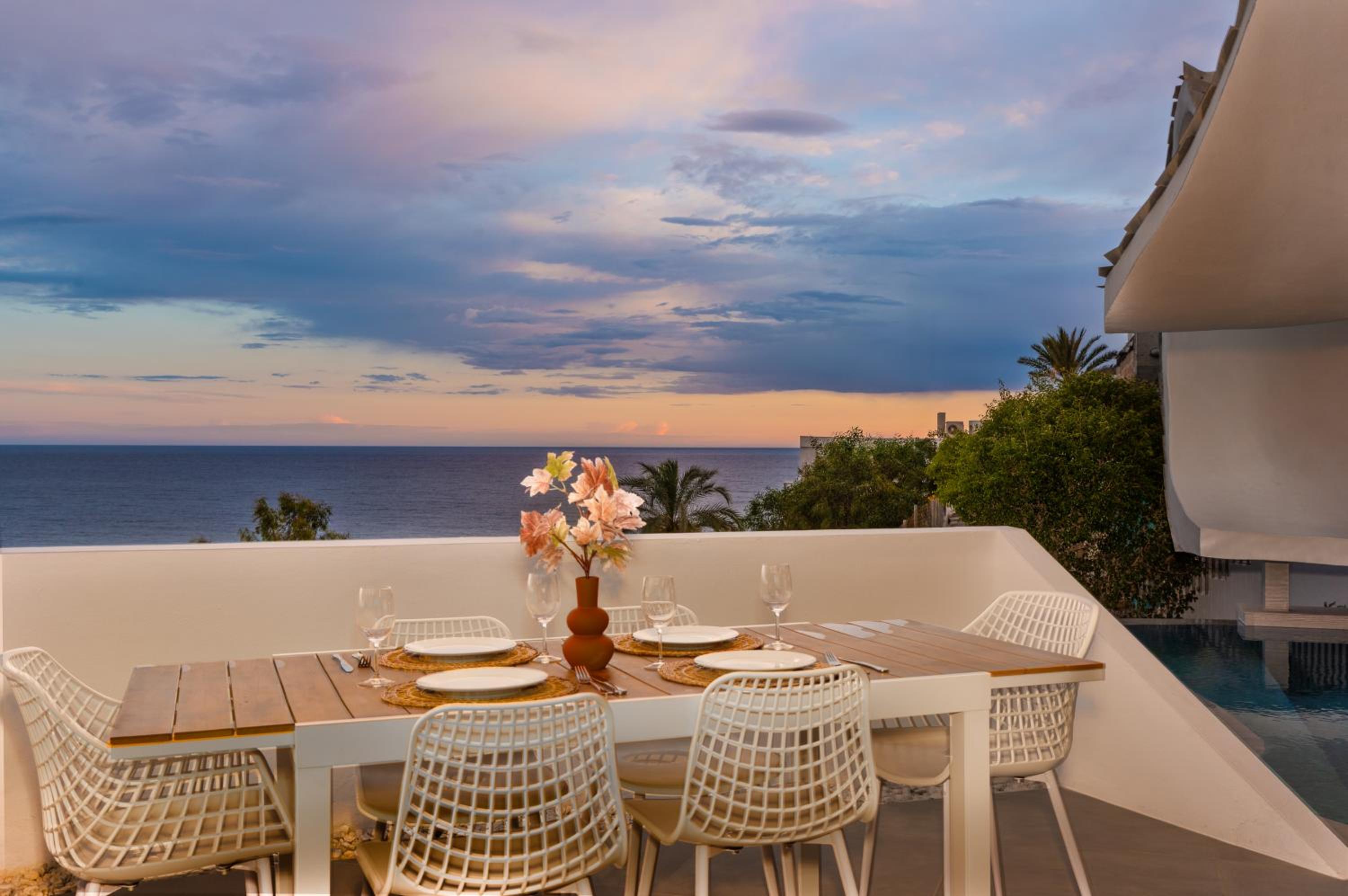 RentitSpain - Casa Acantilado - Lujo y Estilo Frente a la Costa Tropical