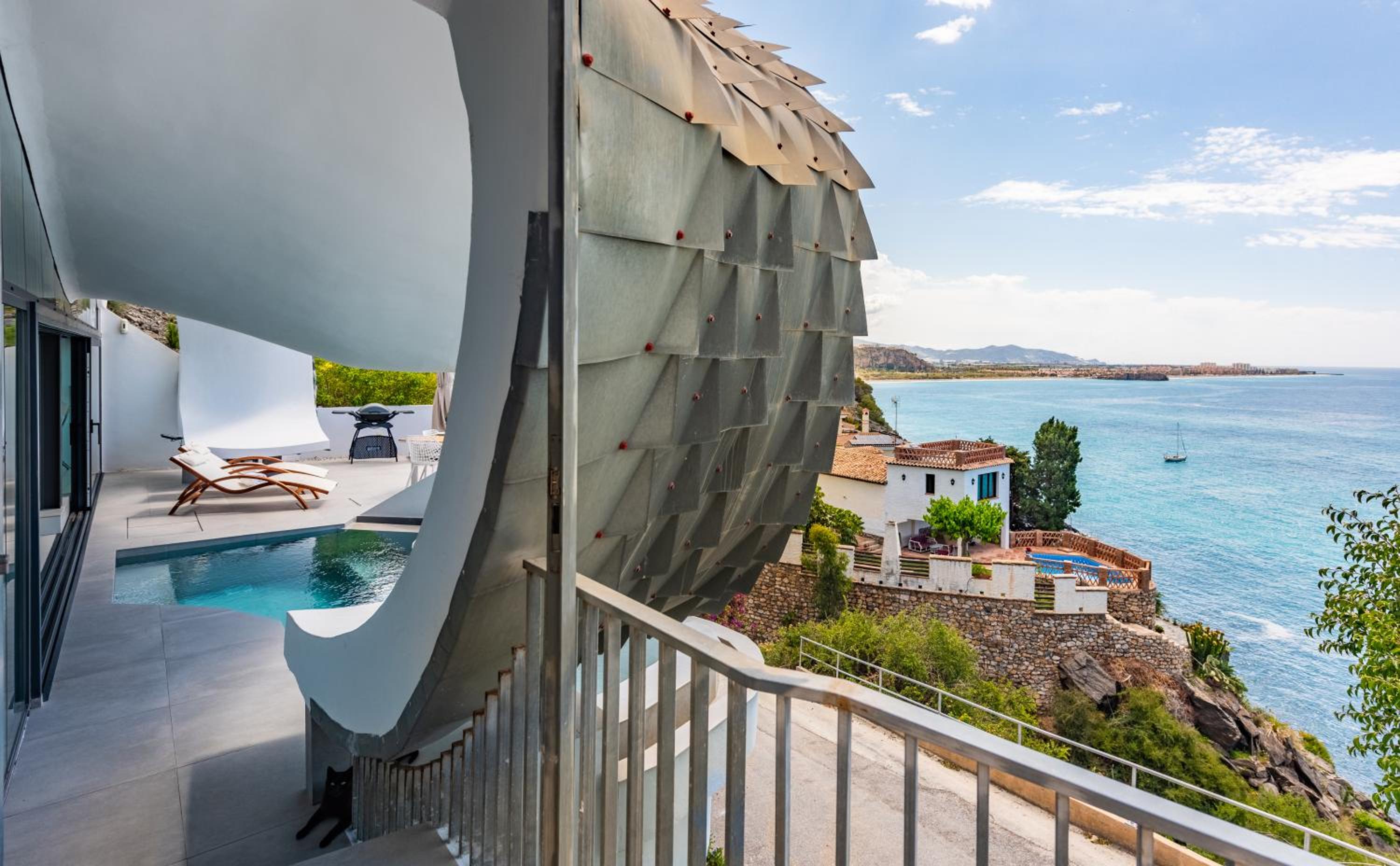 RentitSpain - Casa Acantilado - Lujo y Estilo Frente a la Costa Tropical