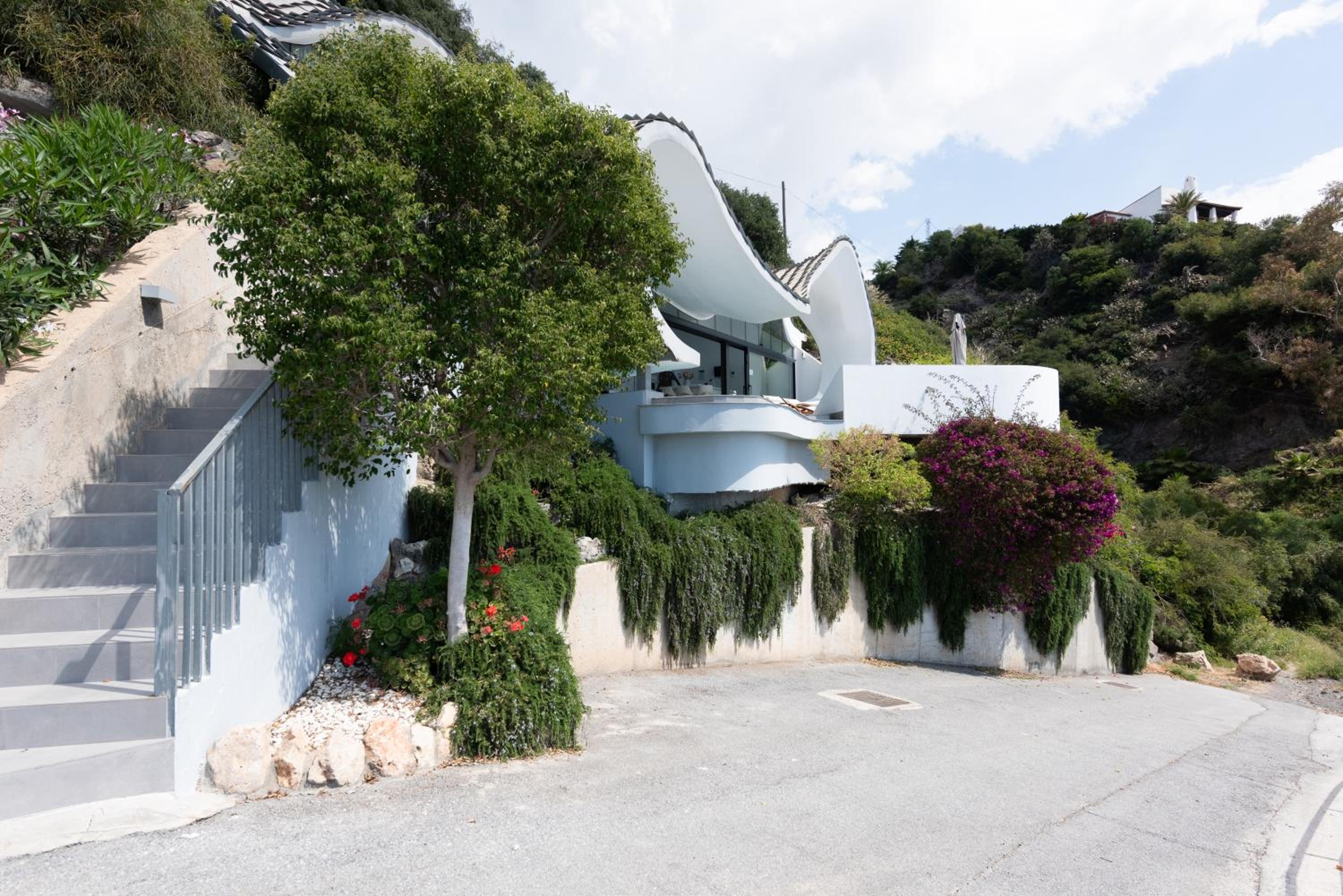 RentitSpain - Casa Acantilado - Lujo y Estilo Frente a la Costa Tropical