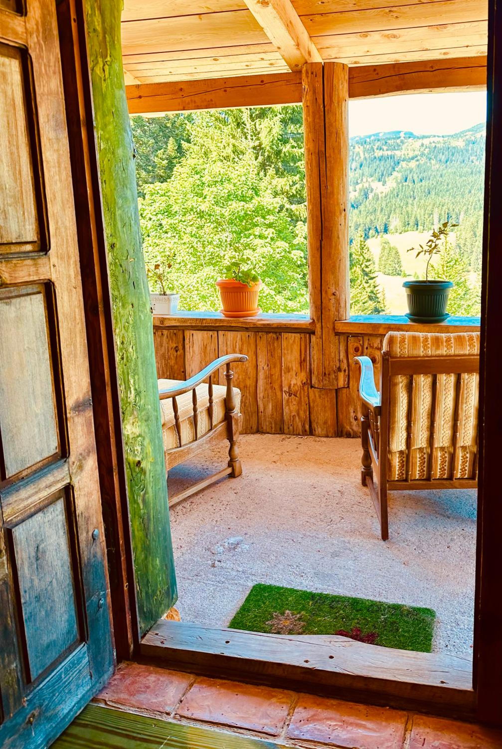 Mountain story apartment view 5