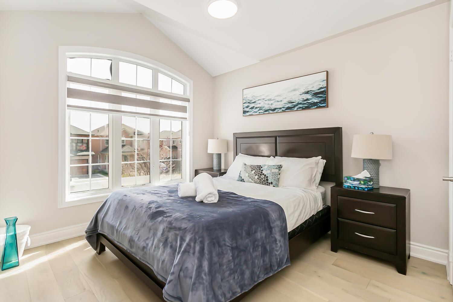 Pristine Pet & Smoke Free 4-Bedroom home near Canada's Wonderland