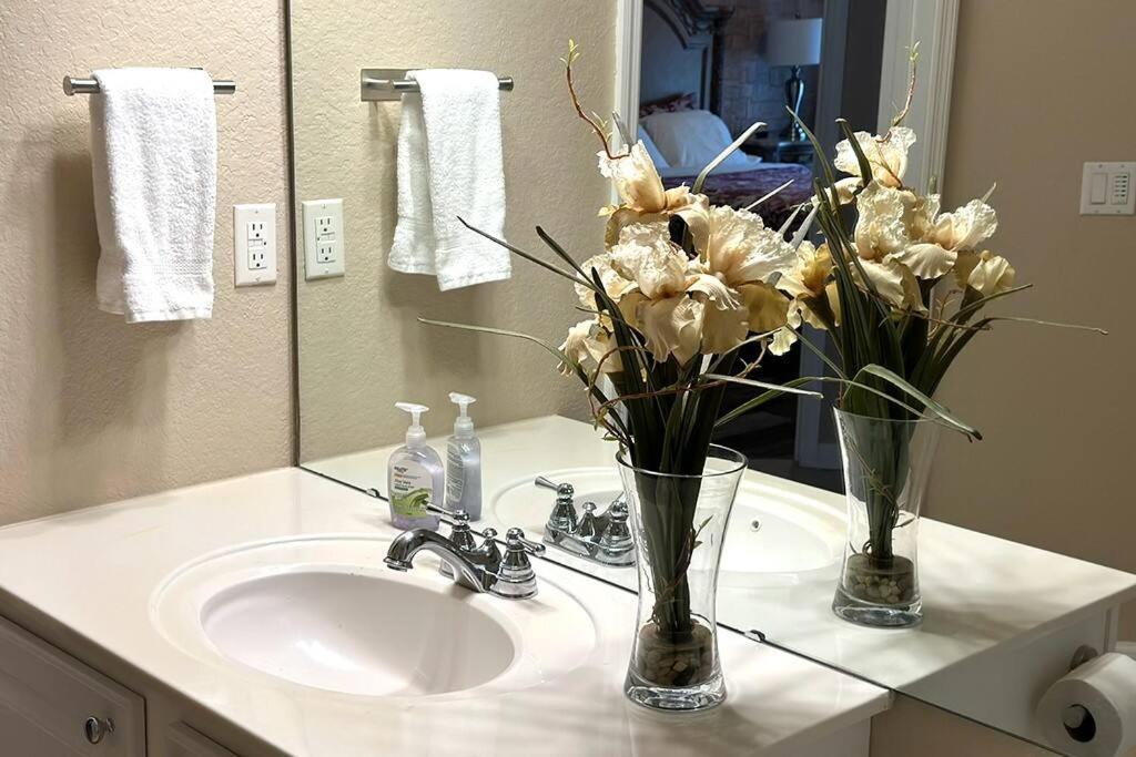 Harry Potter-Themed, Lake View, Spacious Condo Near Universal with Extra Amenities