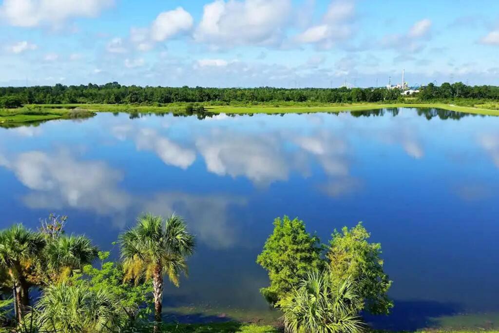 Harry Potter-Themed, Lake View, Spacious Condo Near Universal with Extra Amenities
