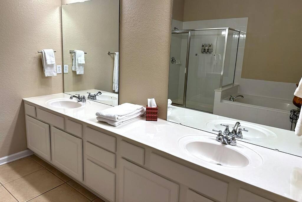 Harry Potter-Themed, Lake View, Spacious Condo Near Universal with Extra Amenities