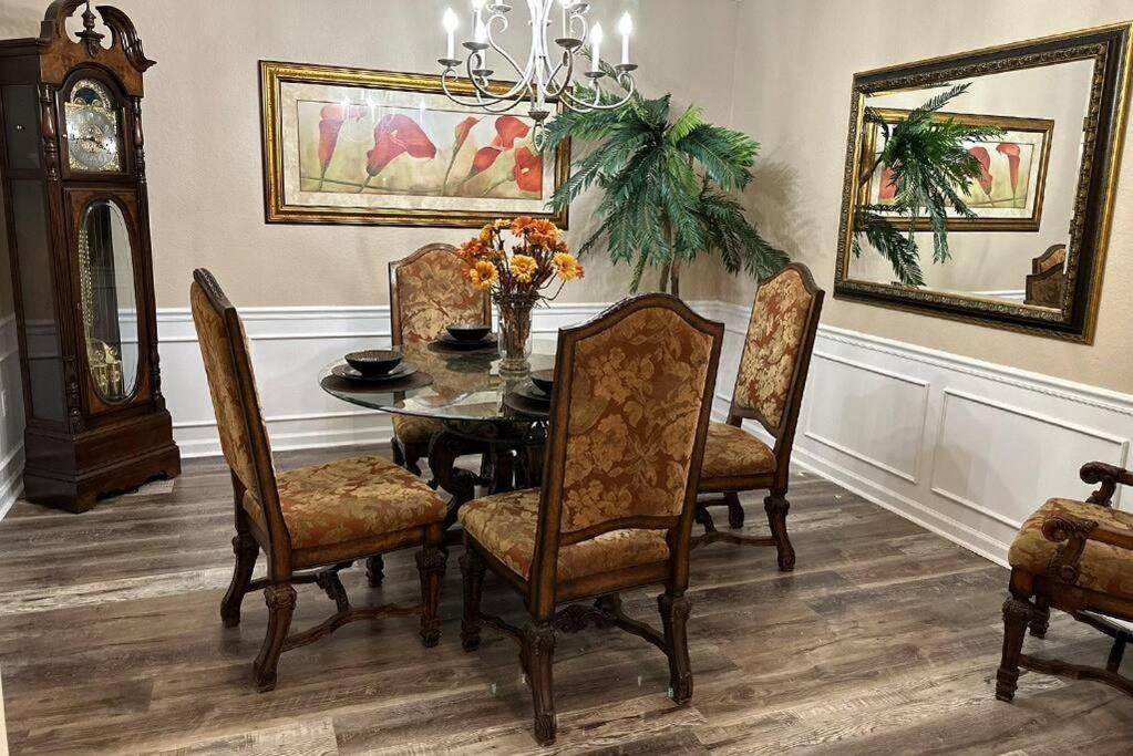 Harry Potter-Themed, Lake View, Spacious Condo Near Universal with Extra Amenities