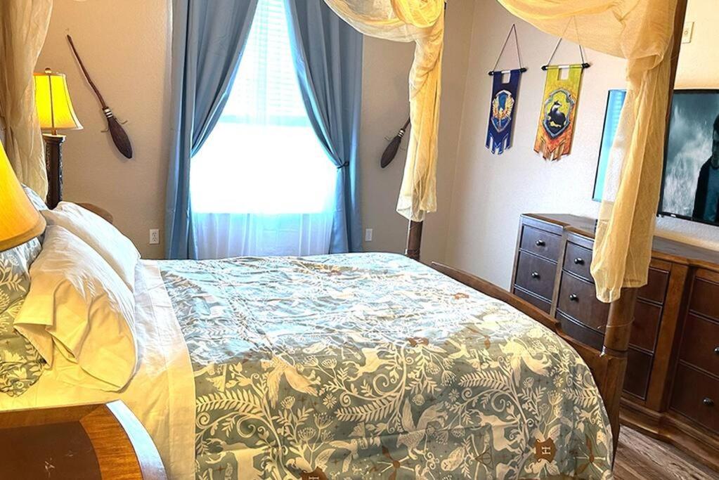 Harry Potter-Themed, Lake View, Spacious Condo Near Universal with Extra Amenities