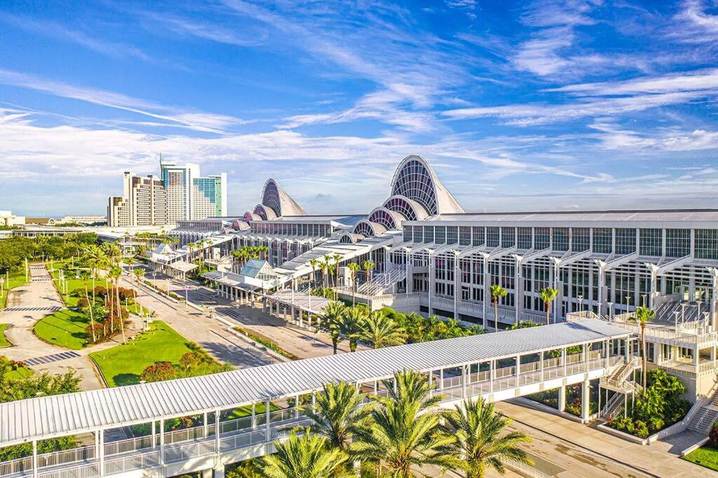 Harry Potter-Themed, Lake View, Spacious Condo Near Universal with Extra Amenities