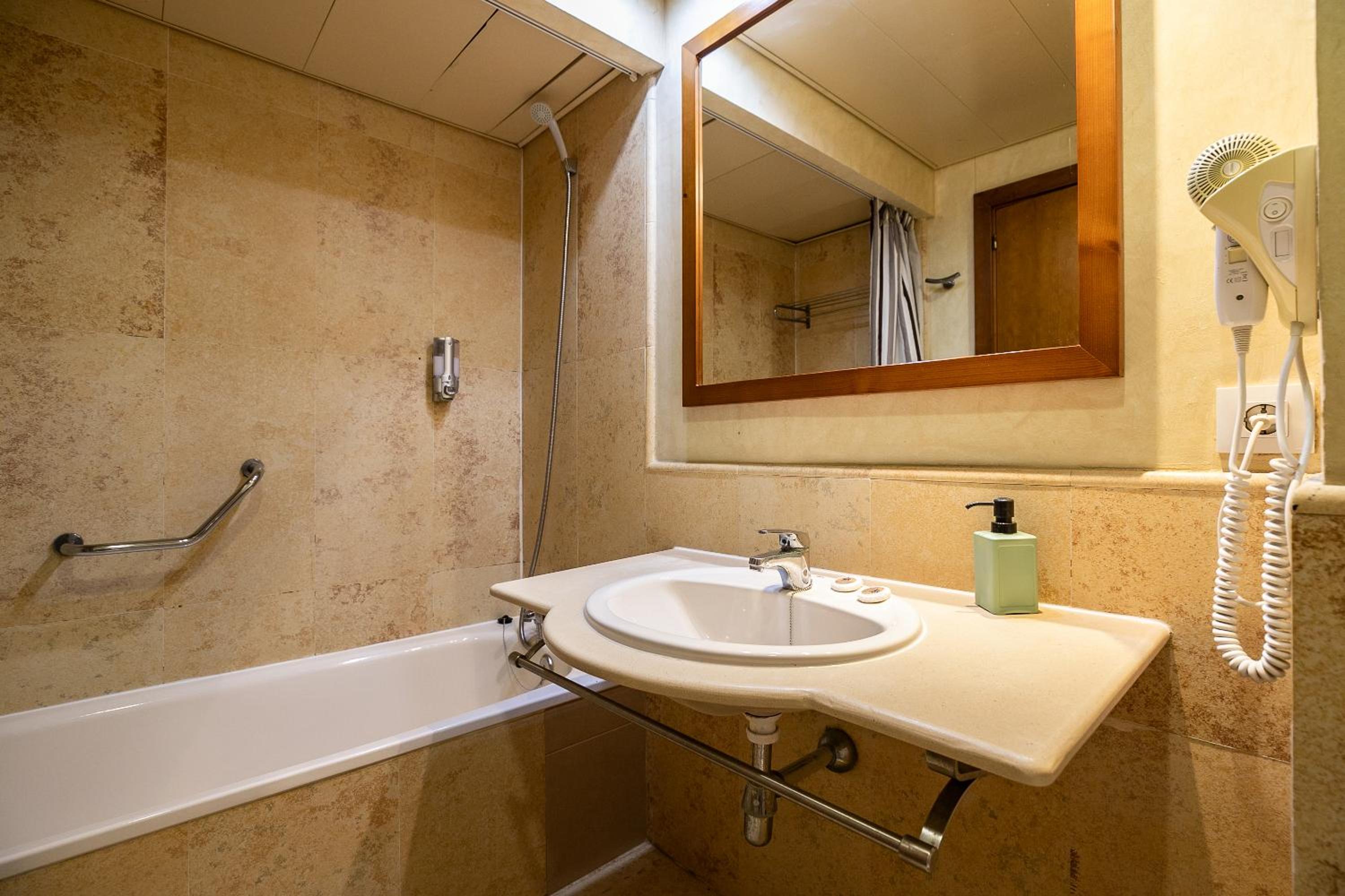 APARTAMENTO DOS DORMITORIOS VISTAS JARDÍN