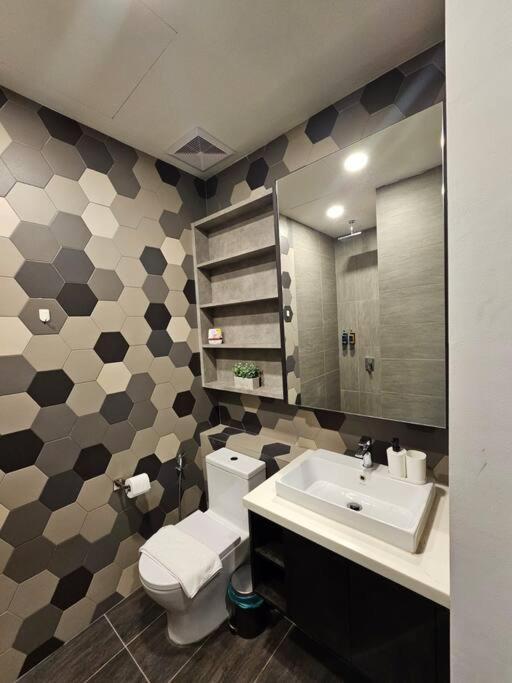Stylish Ceylonz Suite near Bukit Bintang 4pax