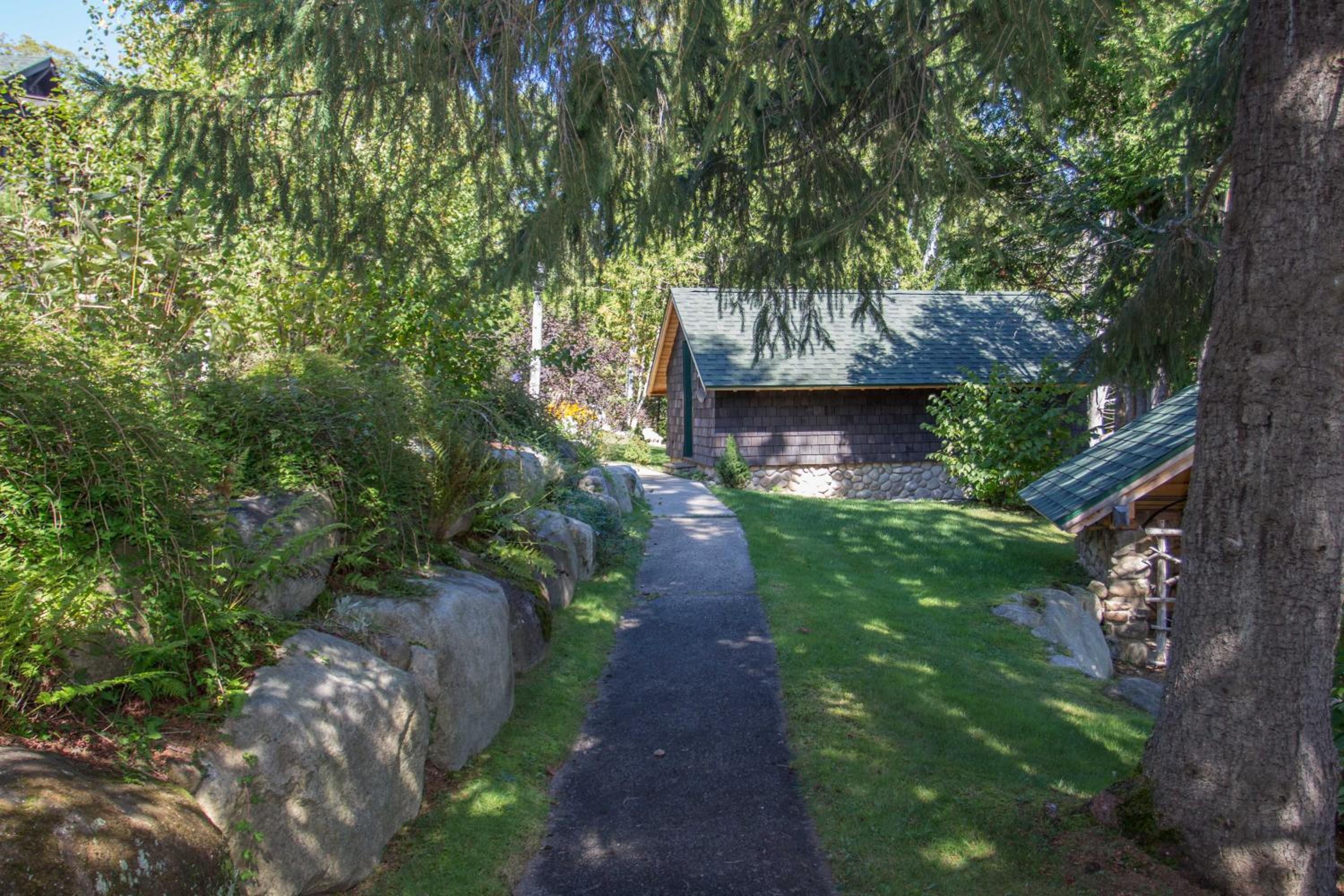 Lovely Lakeview Cabin Minutes to Main Street!
