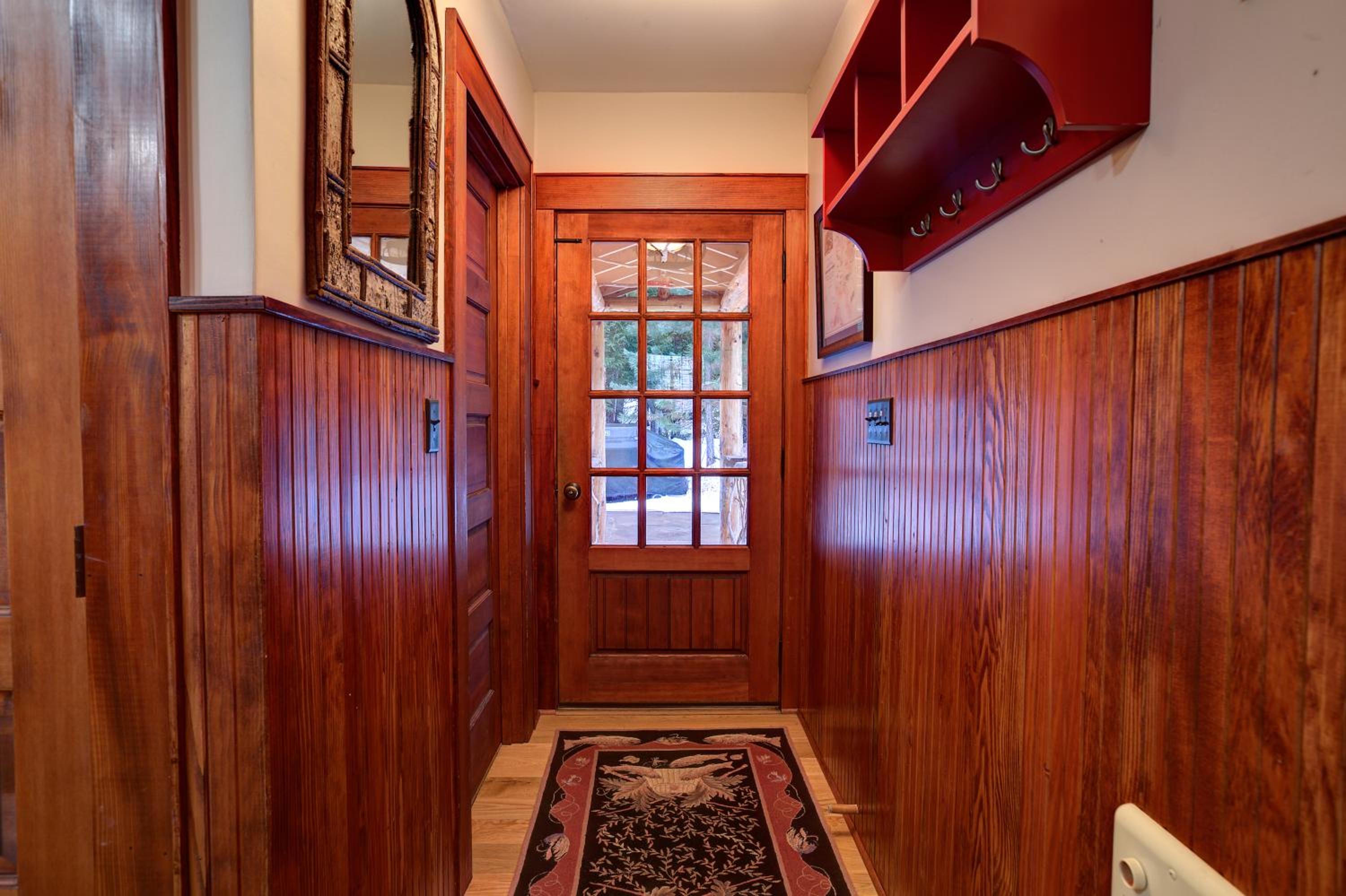 Lovely Lakeview Cabin Minutes to Main Street!