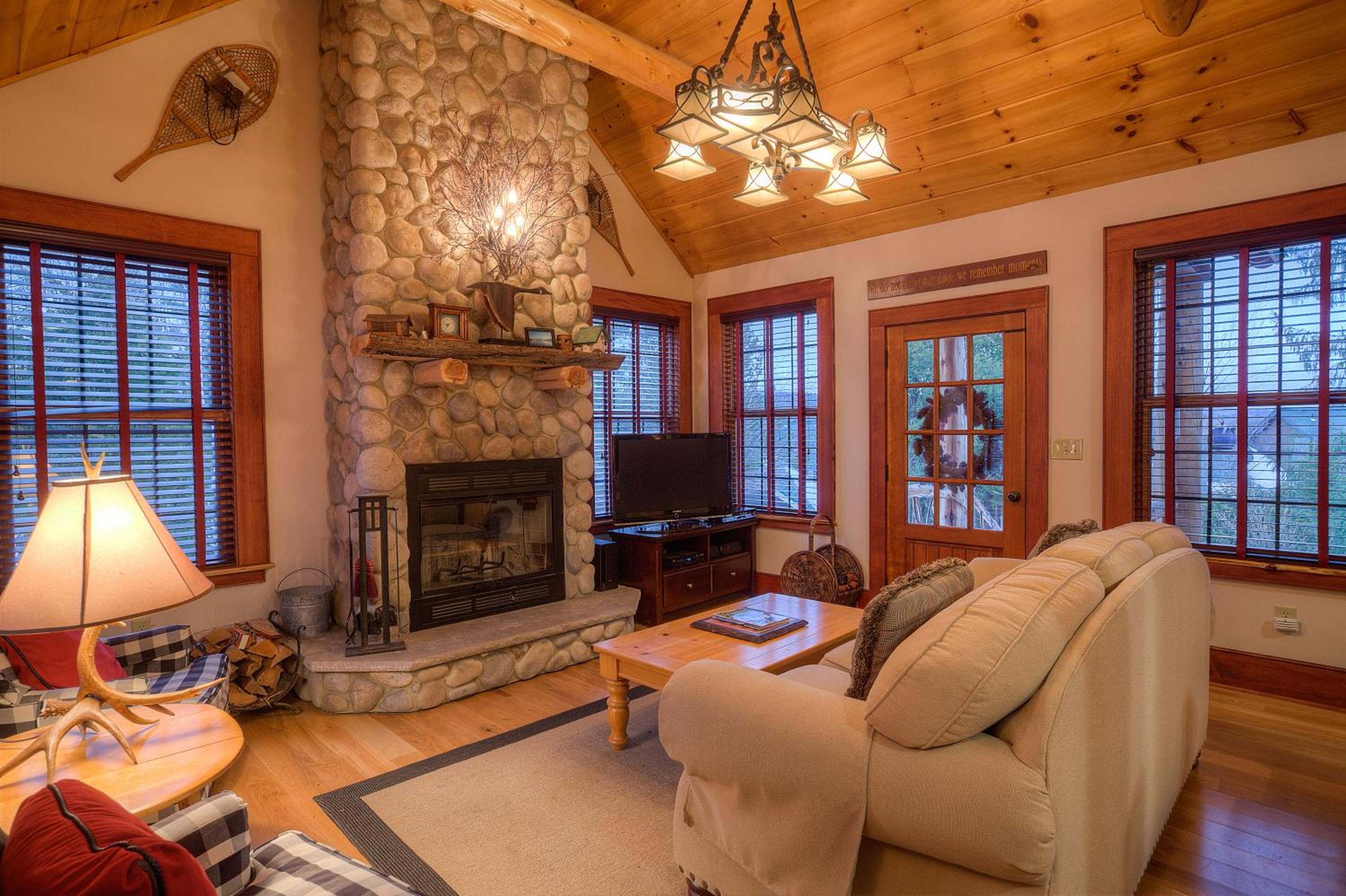 Lovely Lakeview Cabin Minutes to Main Street!