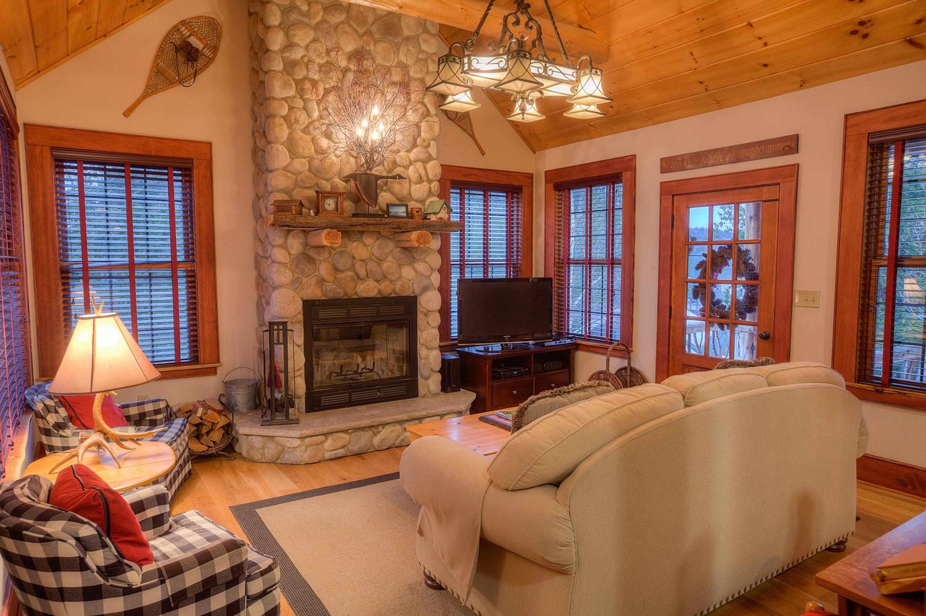 Lovely Lakeview Cabin Minutes to Main Street!