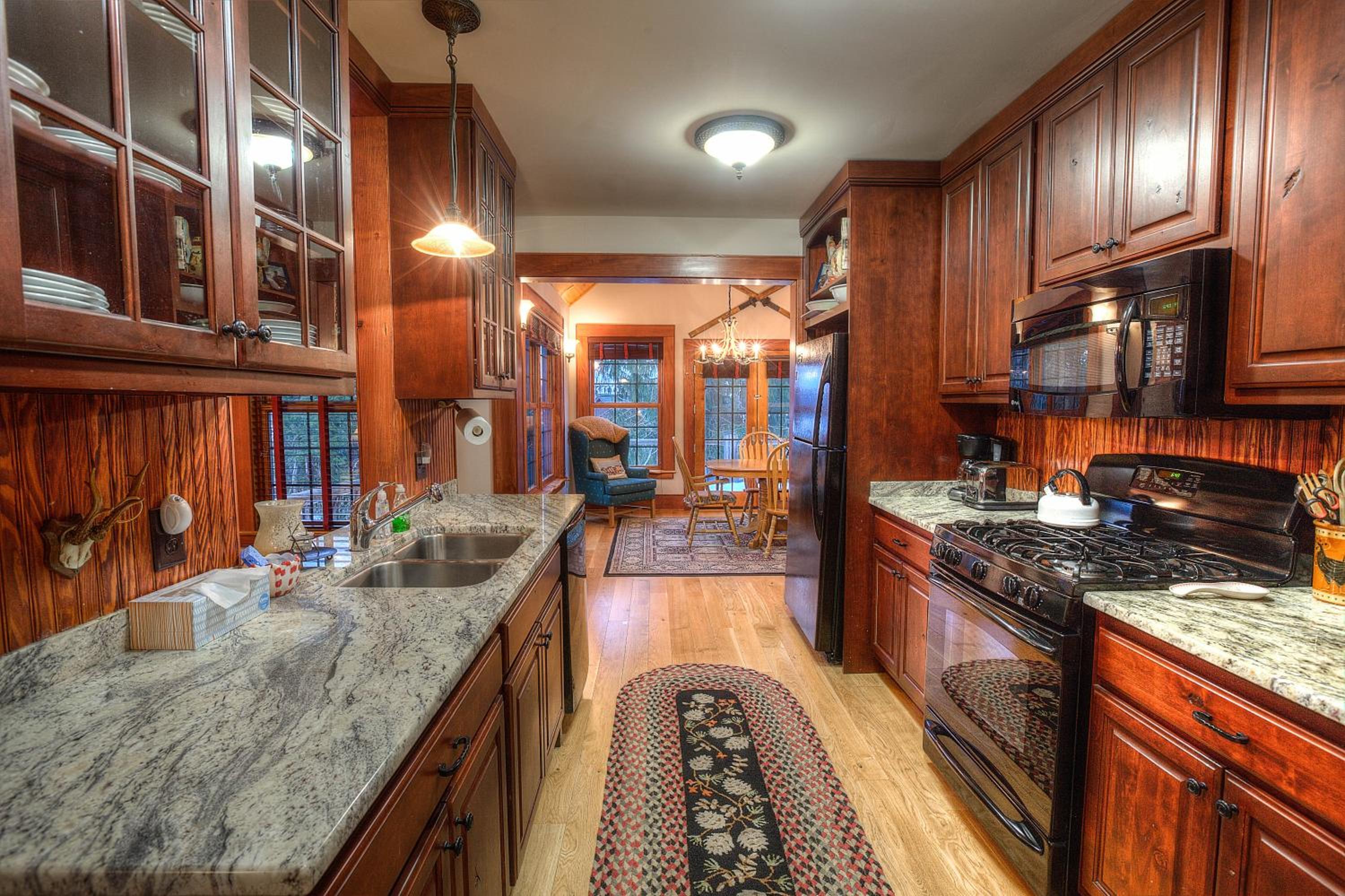 Lovely Lakeview Cabin Minutes to Main Street!