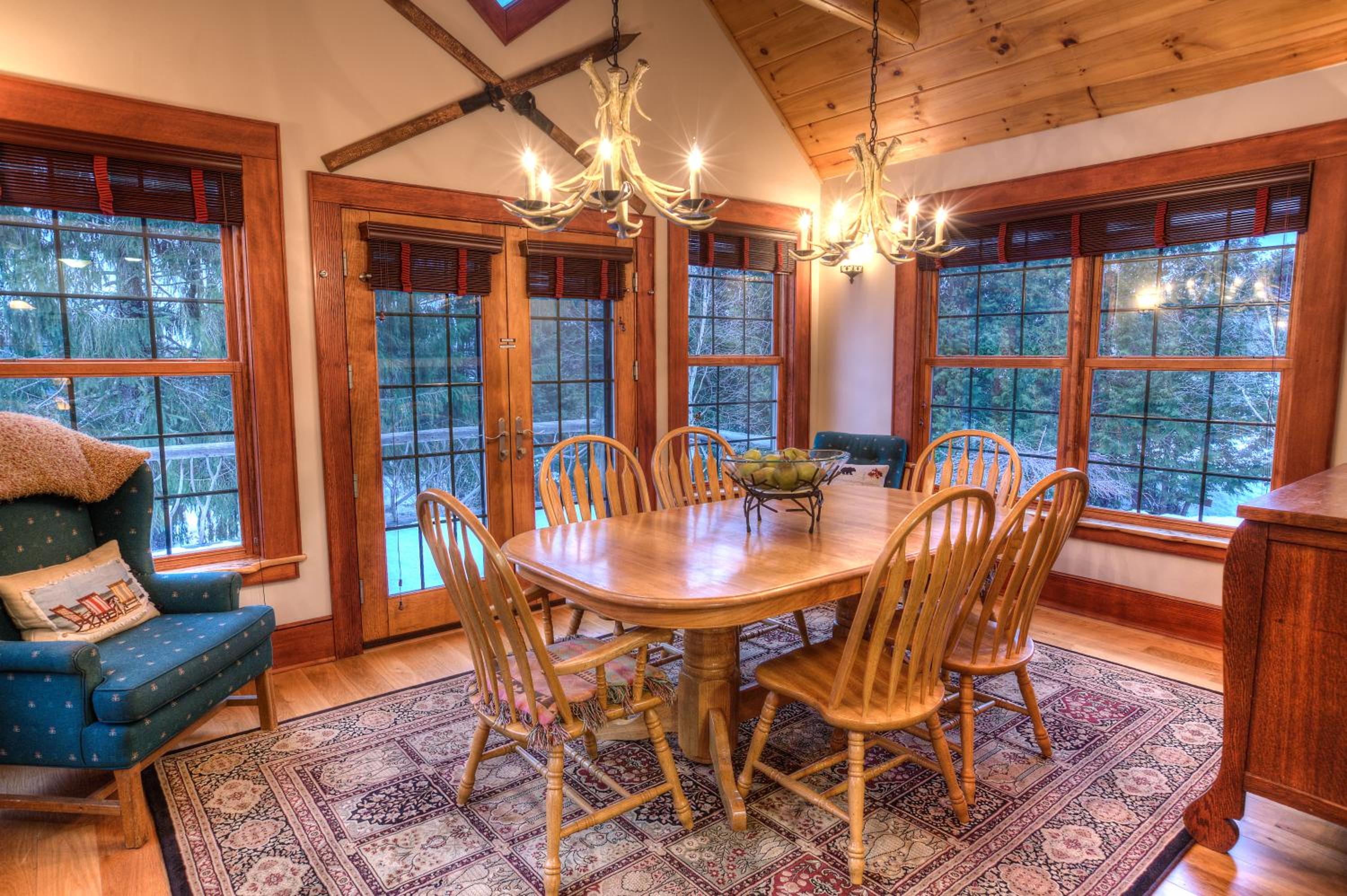 Lovely Lakeview Cabin Minutes to Main Street!