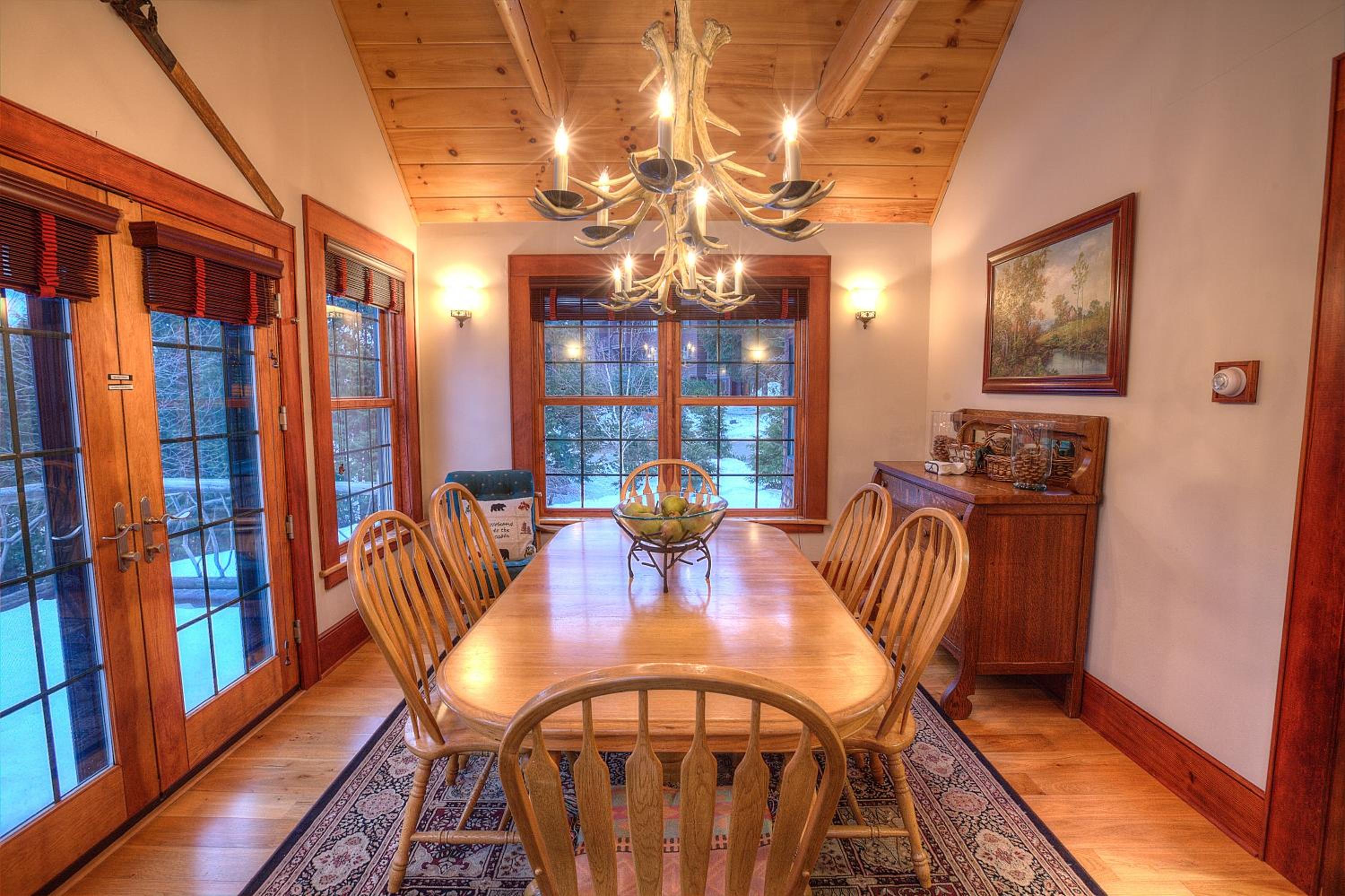 Lovely Lakeview Cabin Minutes to Main Street!