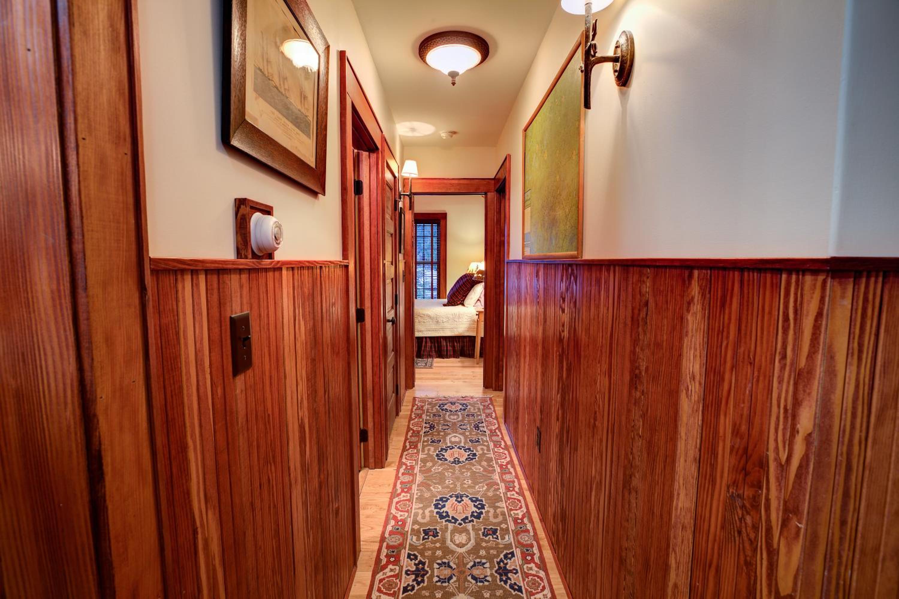 Lovely Lakeview Cabin Minutes to Main Street!