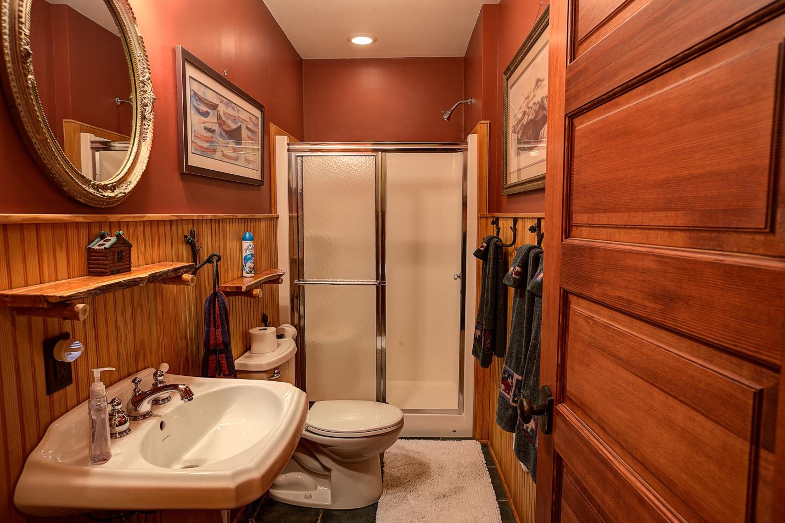 Lovely Lakeview Cabin Minutes to Main Street!