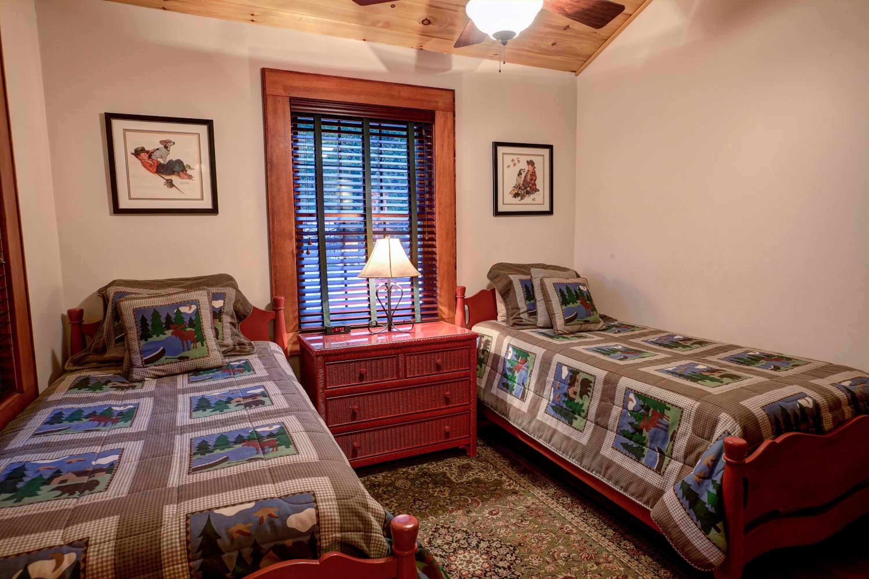 Lovely Lakeview Cabin Minutes to Main Street!