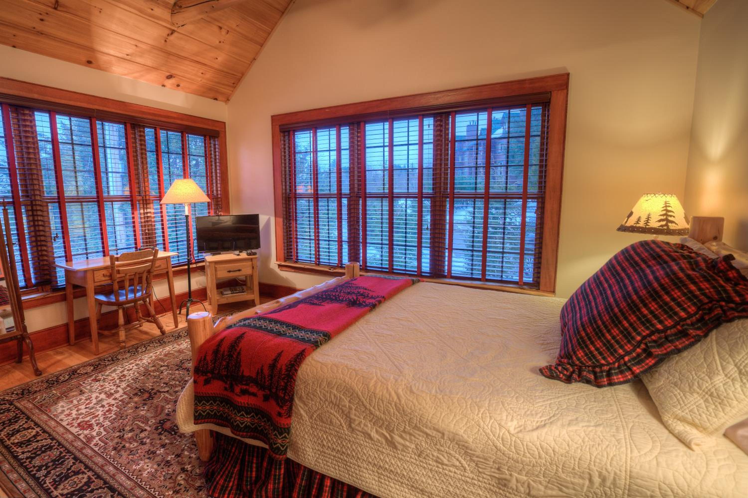 Lovely Lakeview Cabin Minutes to Main Street!