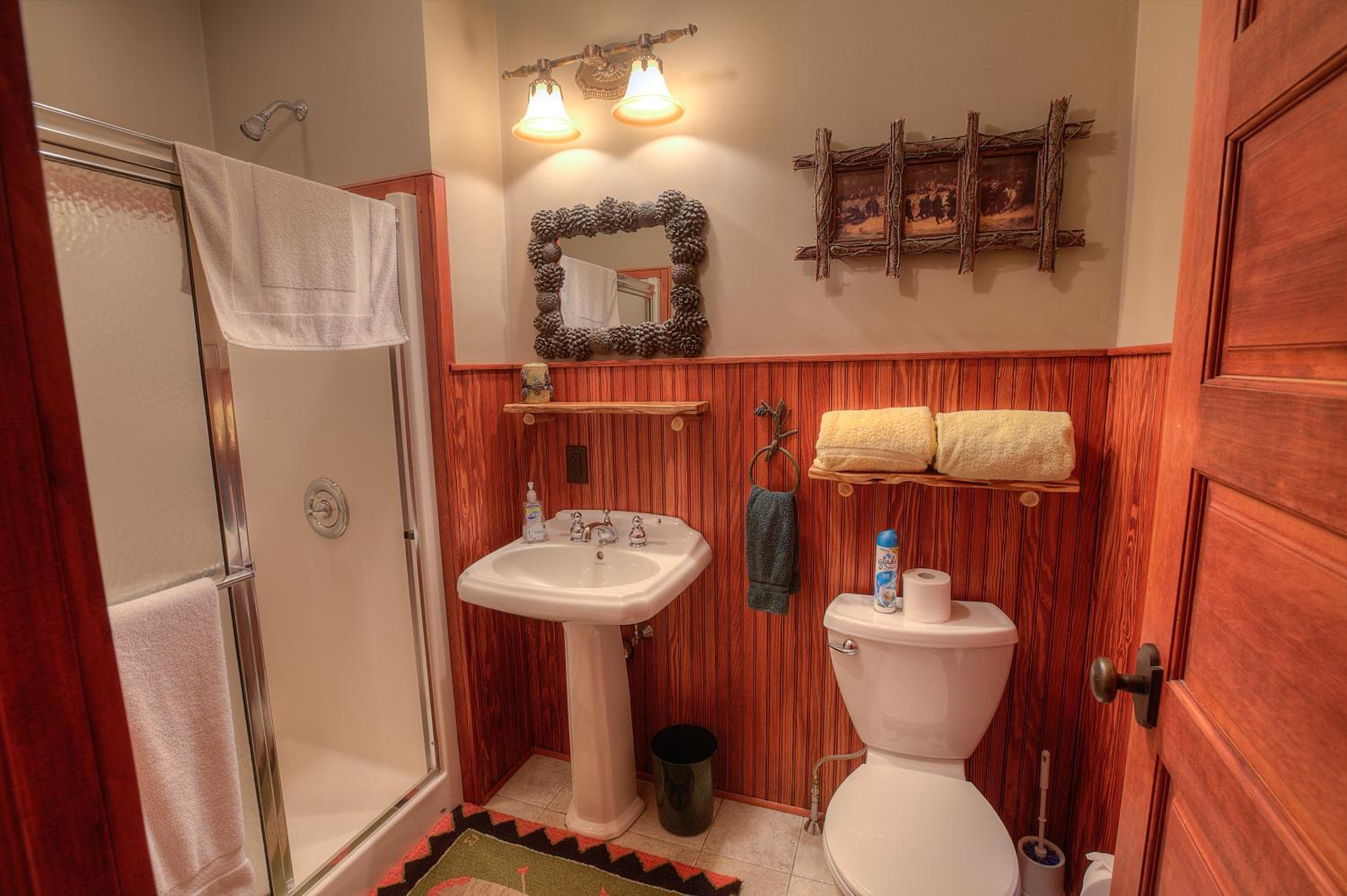 Lovely Lakeview Cabin Minutes to Main Street!