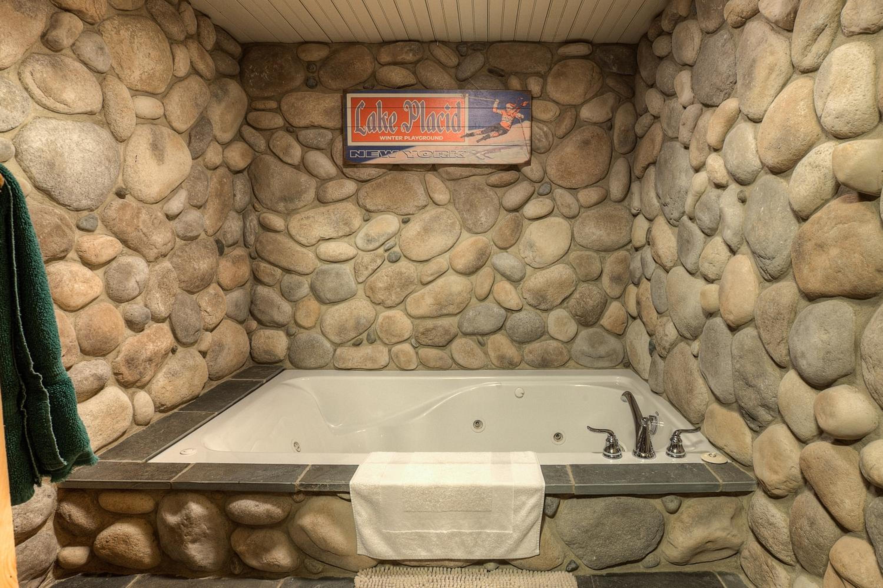 Lovely Lakeview Cabin Minutes to Main Street!
