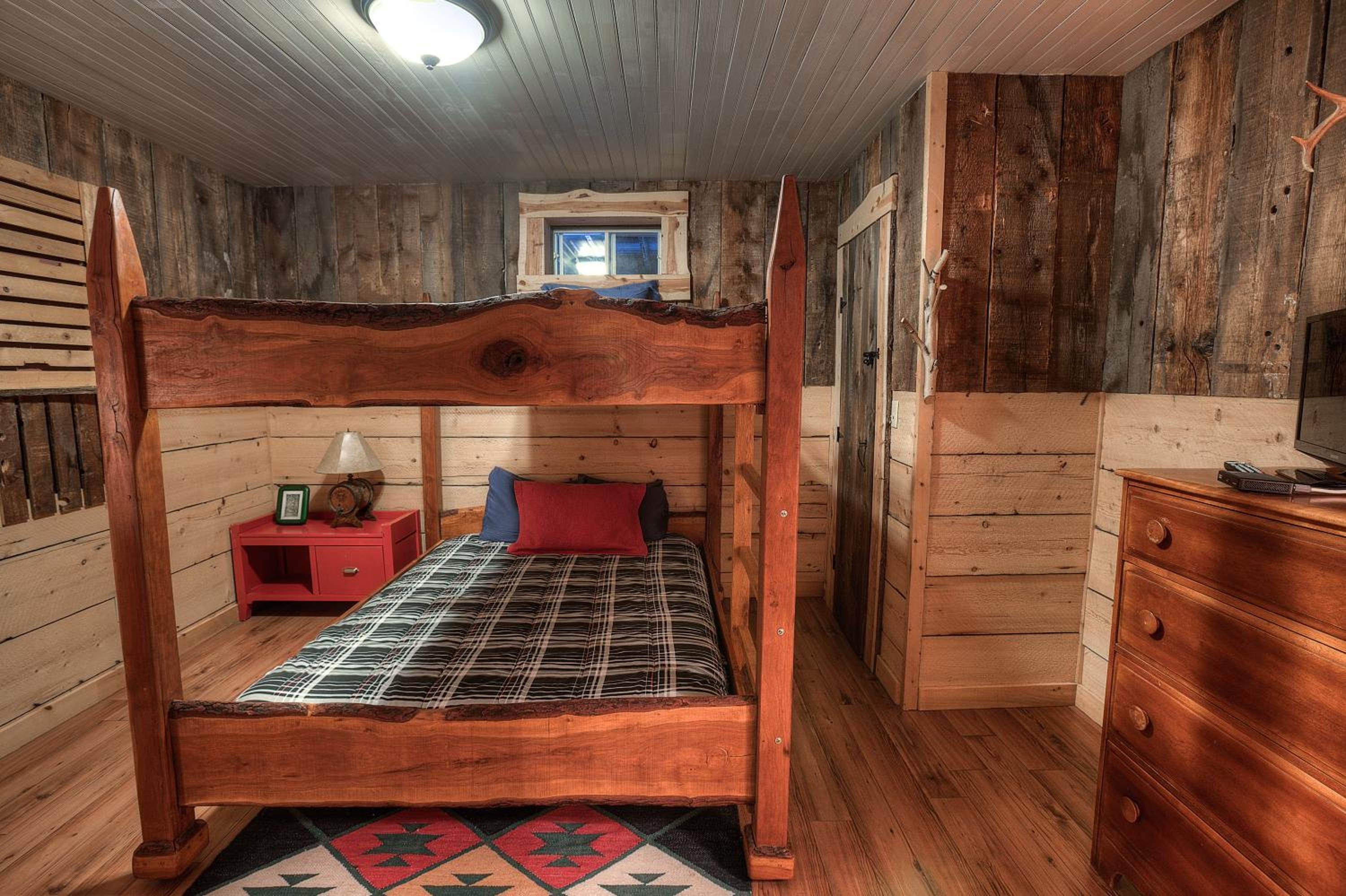 Lovely Lakeview Cabin Minutes to Main Street!