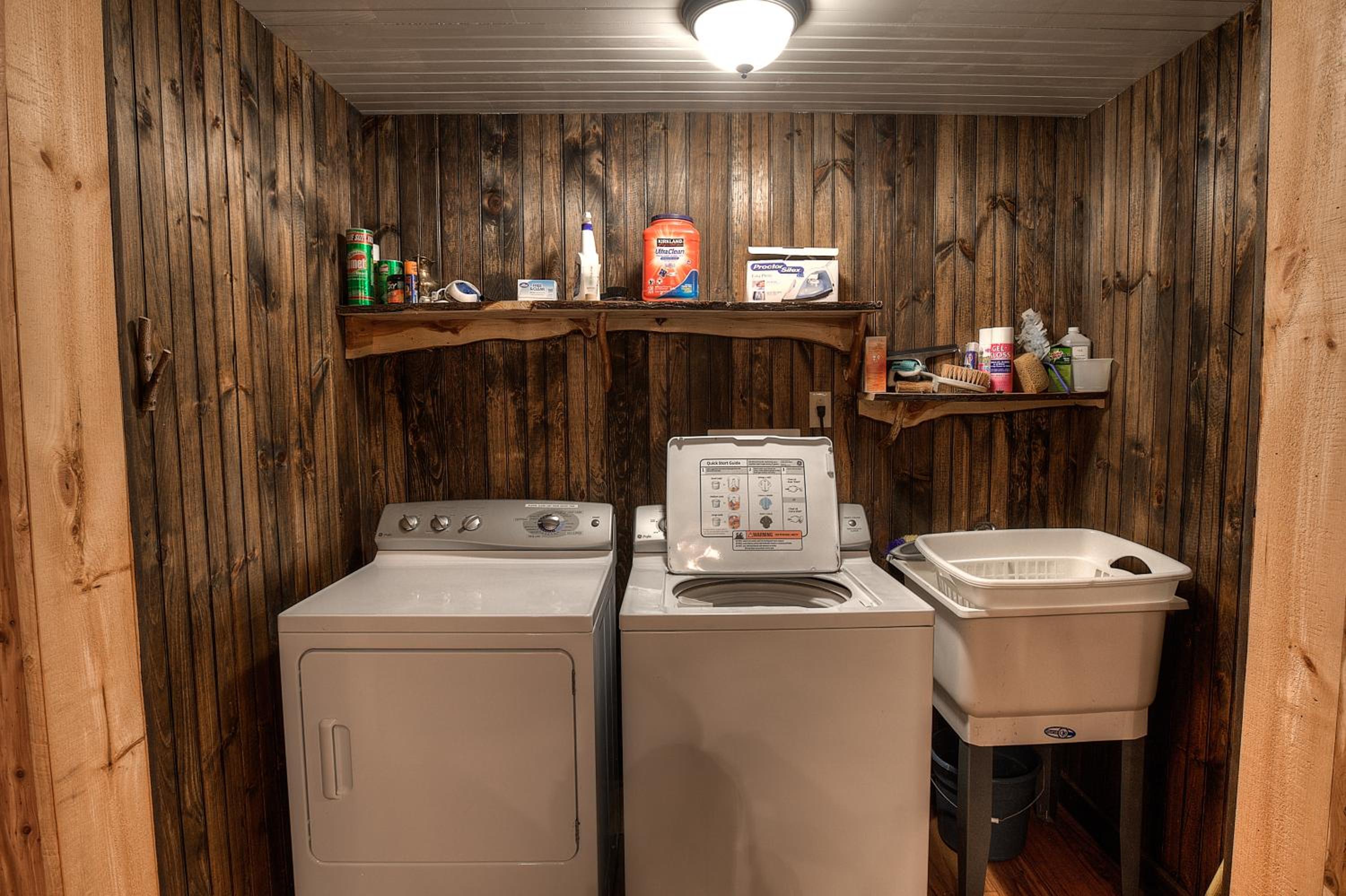 Lovely Lakeview Cabin Minutes to Main Street!
