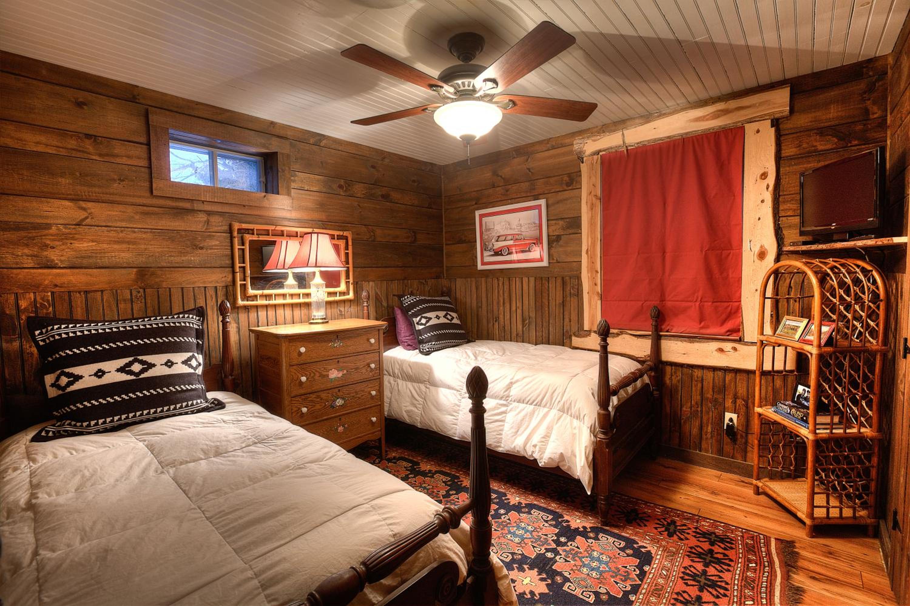 Lovely Lakeview Cabin Minutes to Main Street!