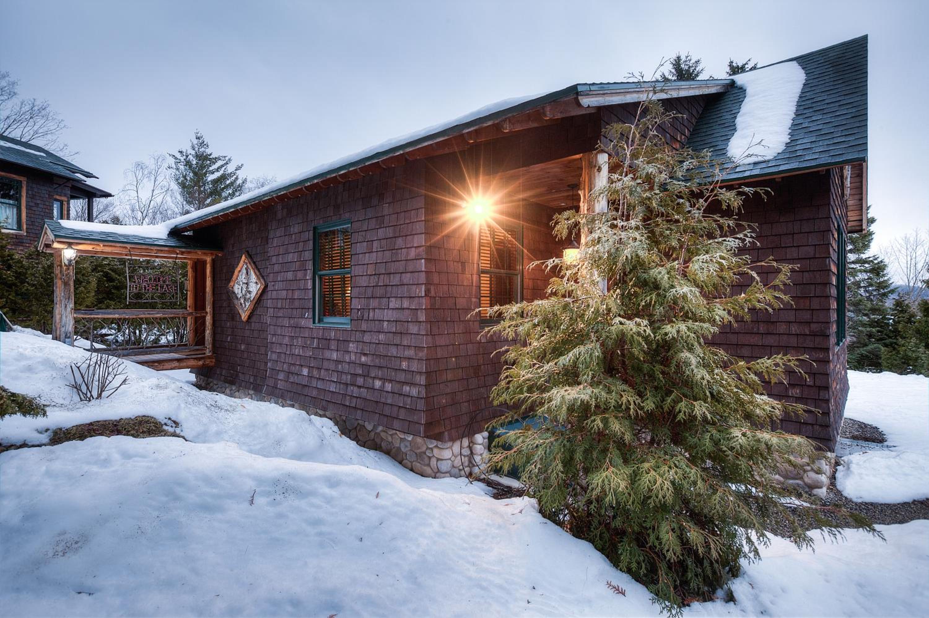 Lovely Lakeview Cabin Minutes to Main Street!