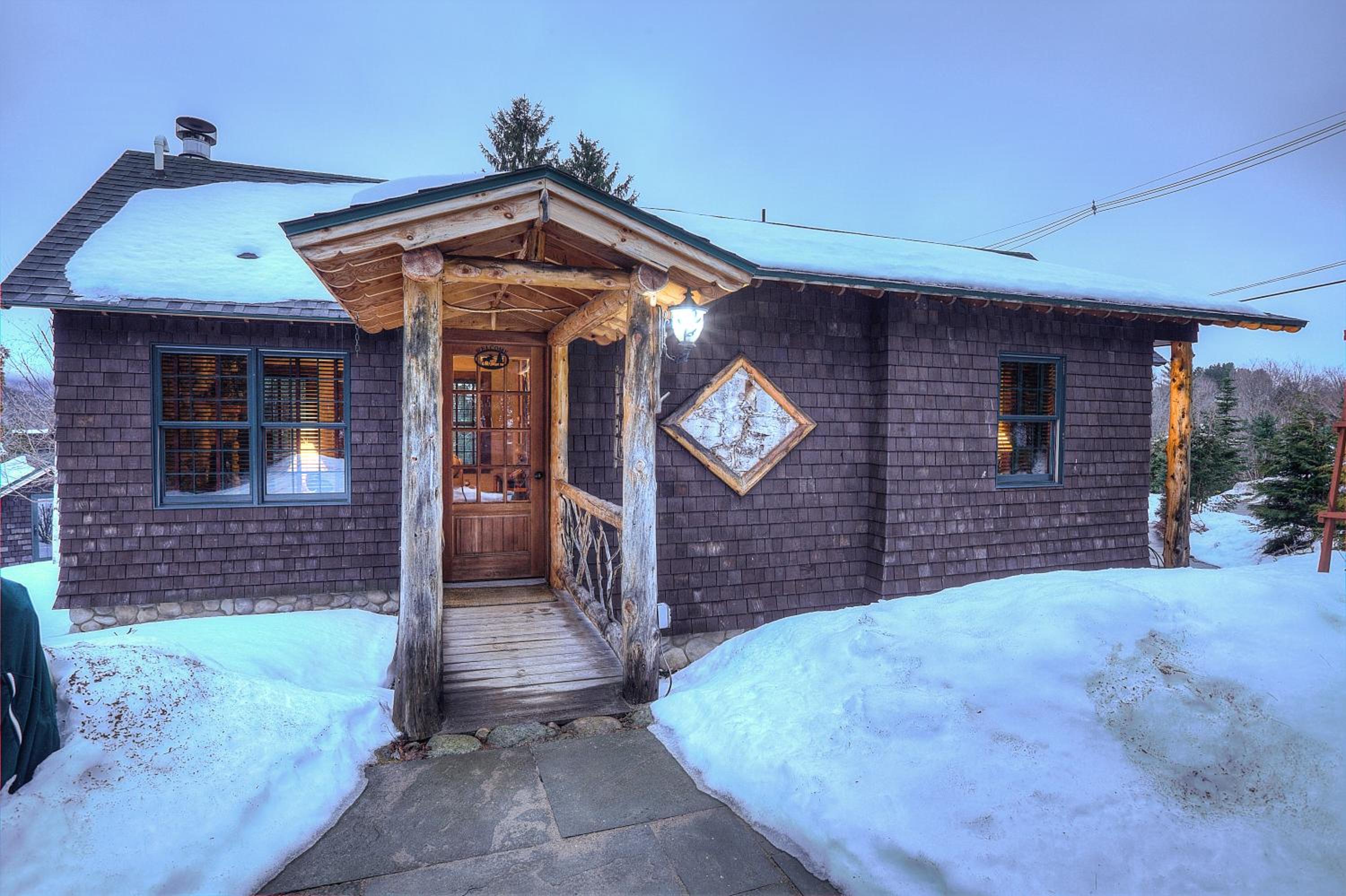 Lovely Lakeview Cabin Minutes to Main Street!