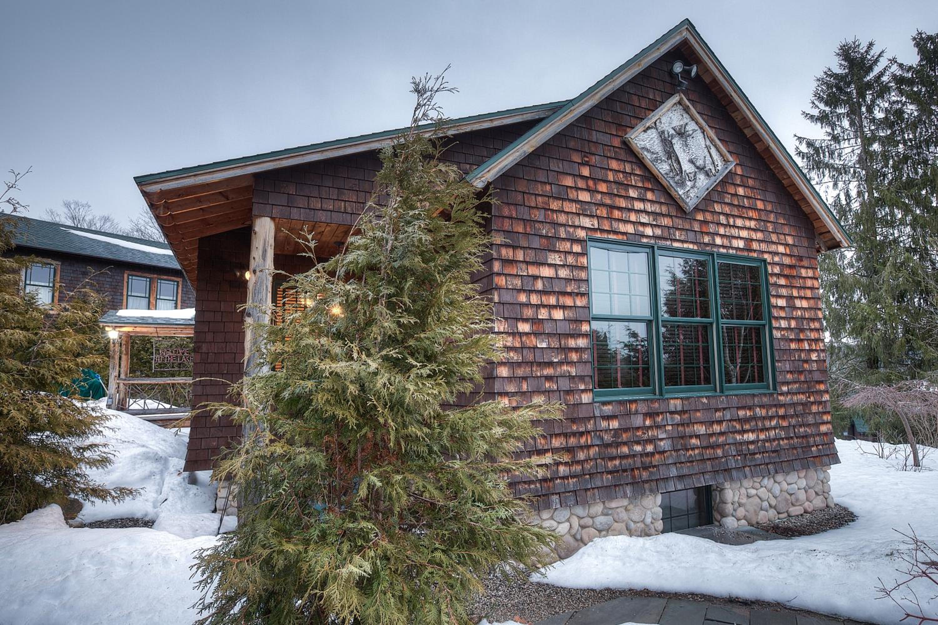 Lovely Lakeview Cabin Minutes to Main Street!