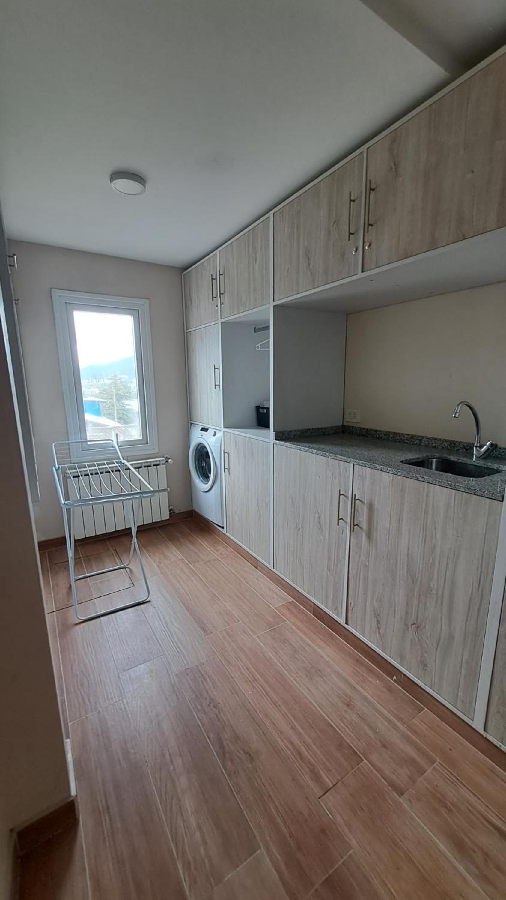 La casa de techo turquesa